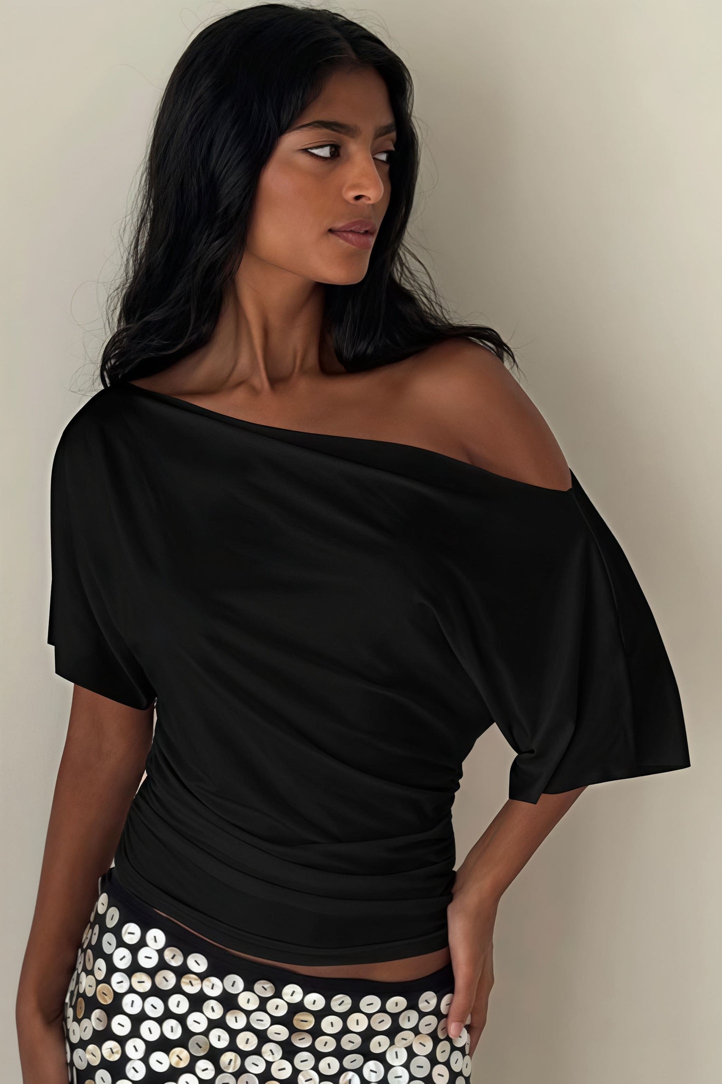 Camiseta elegante con hombros descubiertos y cintura fruncida