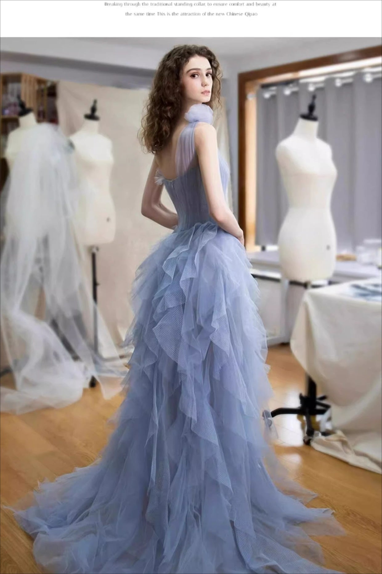 Vestido formal sin mangas con corsé azul