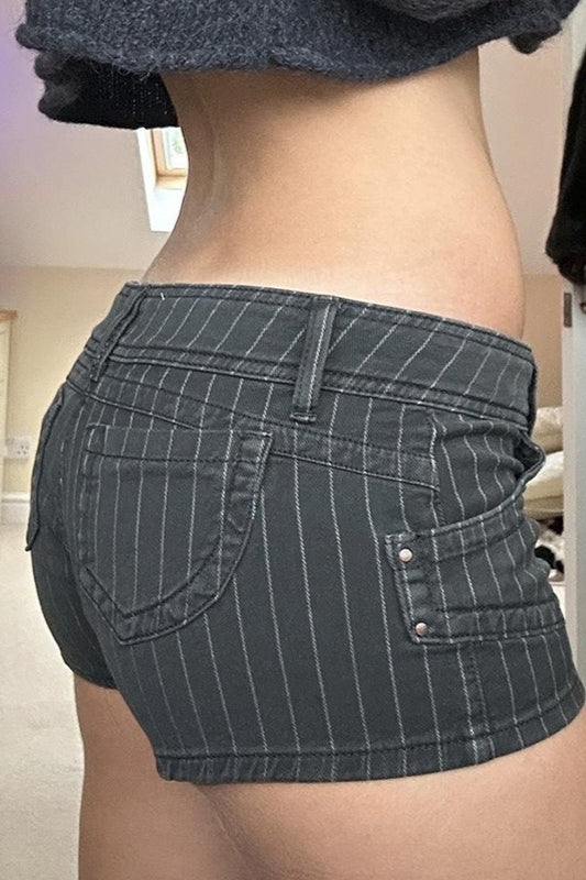 Pantalones cortos de mezclilla de talle bajo con doble botonadura