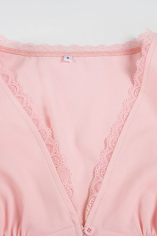 Blusa de encaje con retales, cuello de pico y mangas abullonadas