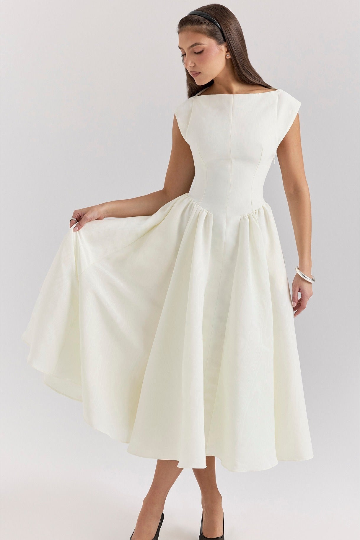 Vestido midi minimalista liso sin espalda con vuelo