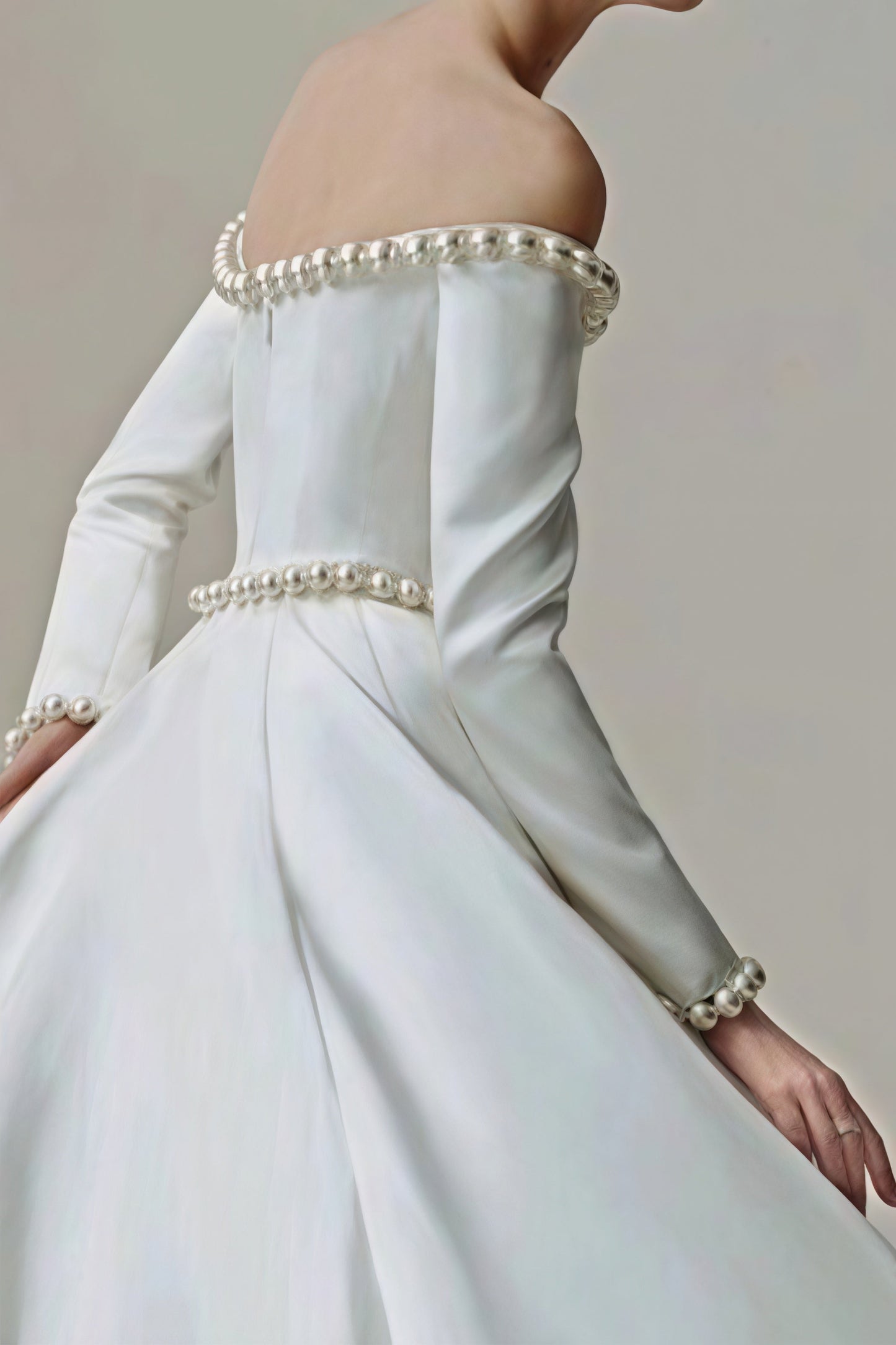 Vestido de novia vintage de satén perla de manga larga con hombros descubiertos