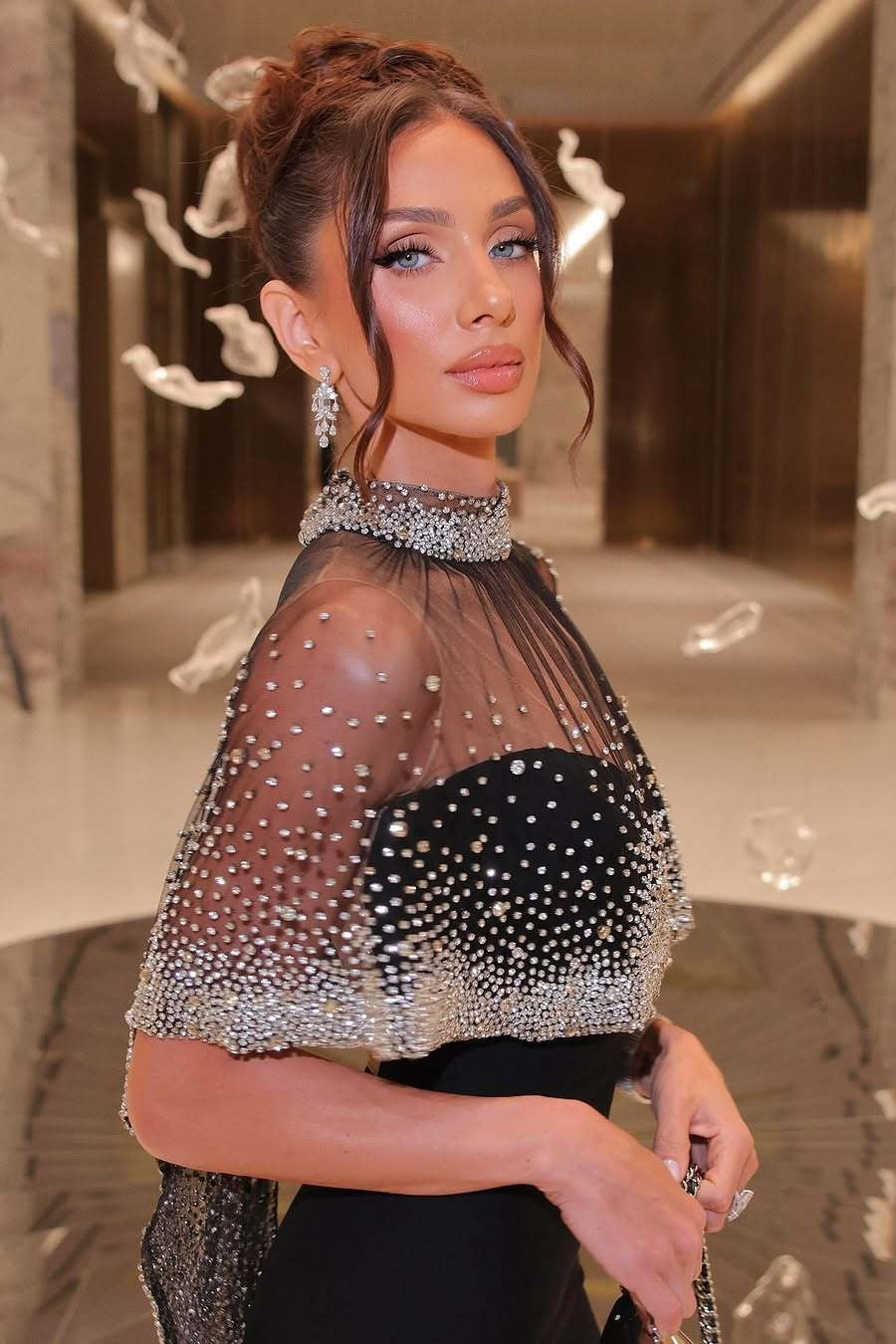 Elegante vestido de fiesta ceñido con capa tipo chal y diamantes de imitación