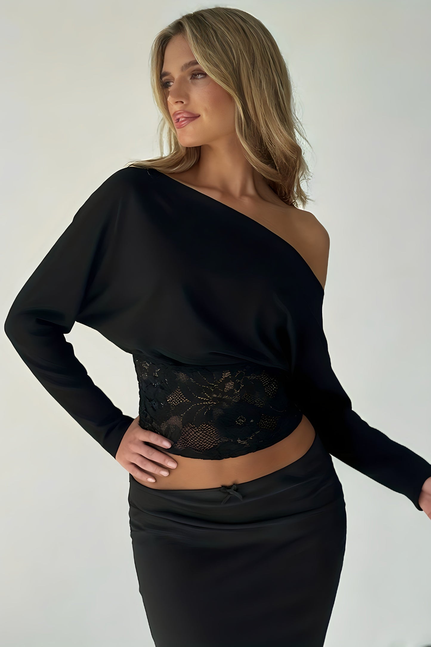 Blusa de encaje con hombros descubiertos y manga murciélago