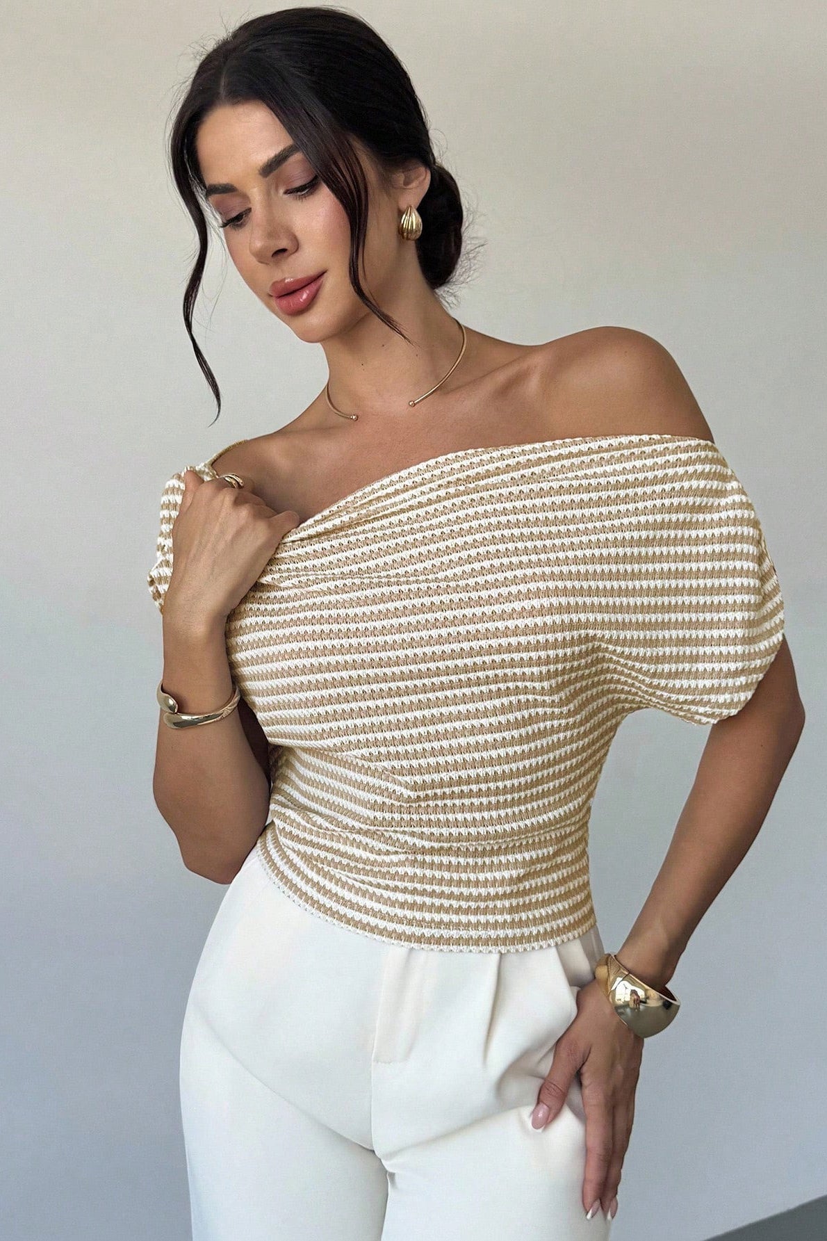 Elegante blusa de punto de manga corta con hombros descubiertos y rayas