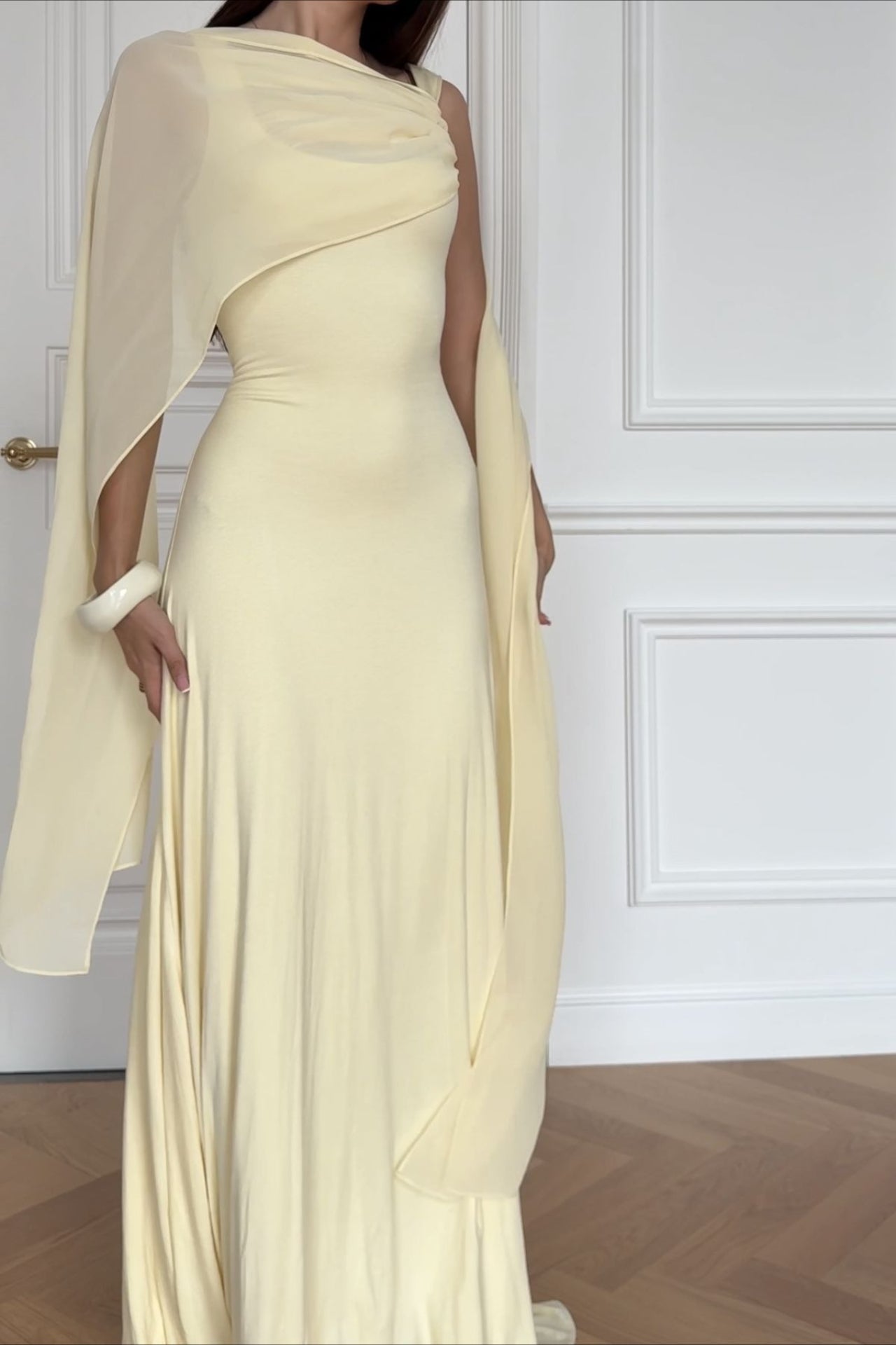 Elegante vestido maxi camisero con chal de fajín sólido