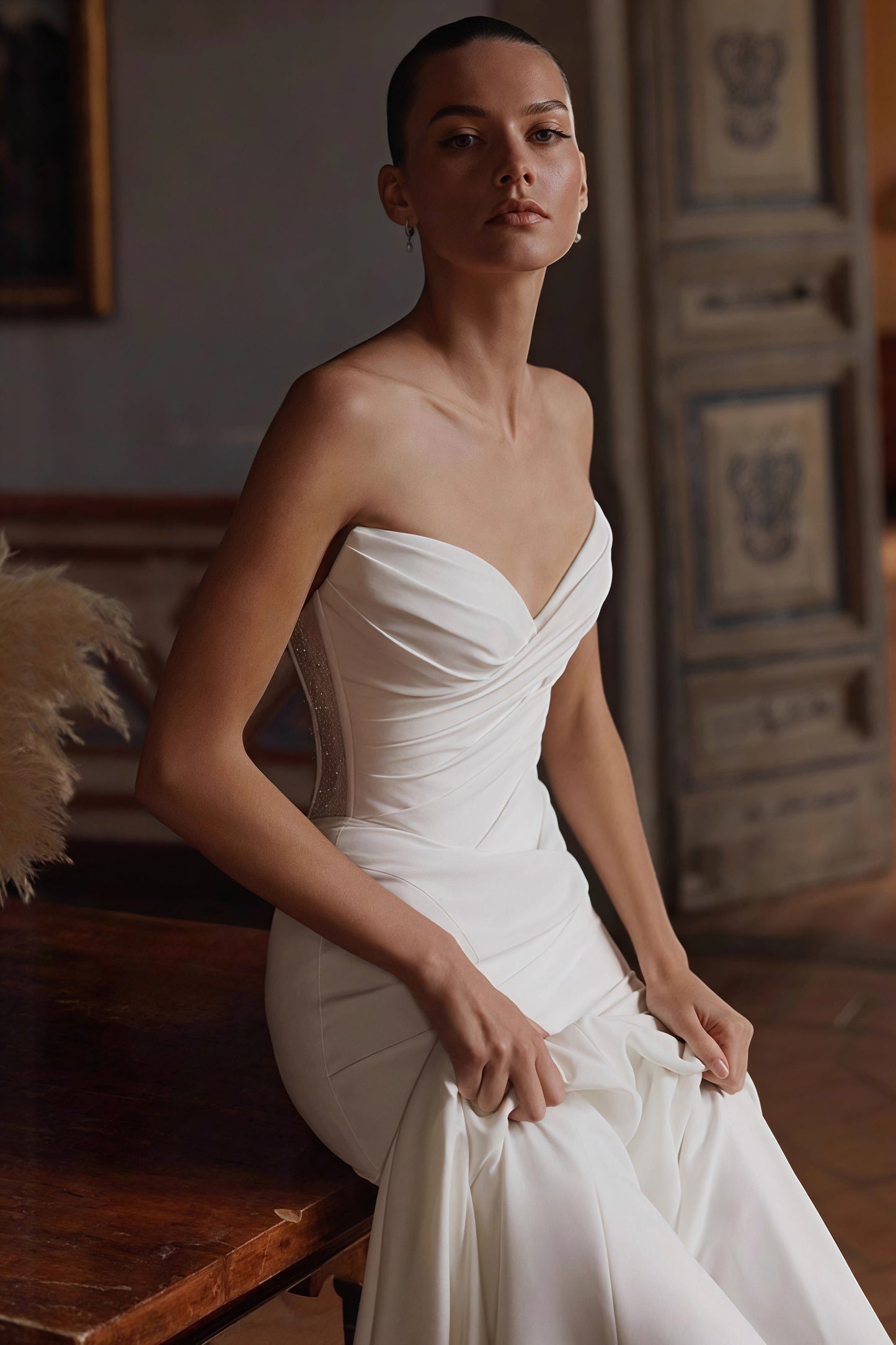 Sencillo vestido de novia con cola de sirena, escote pronunciado en V y sin tirantes