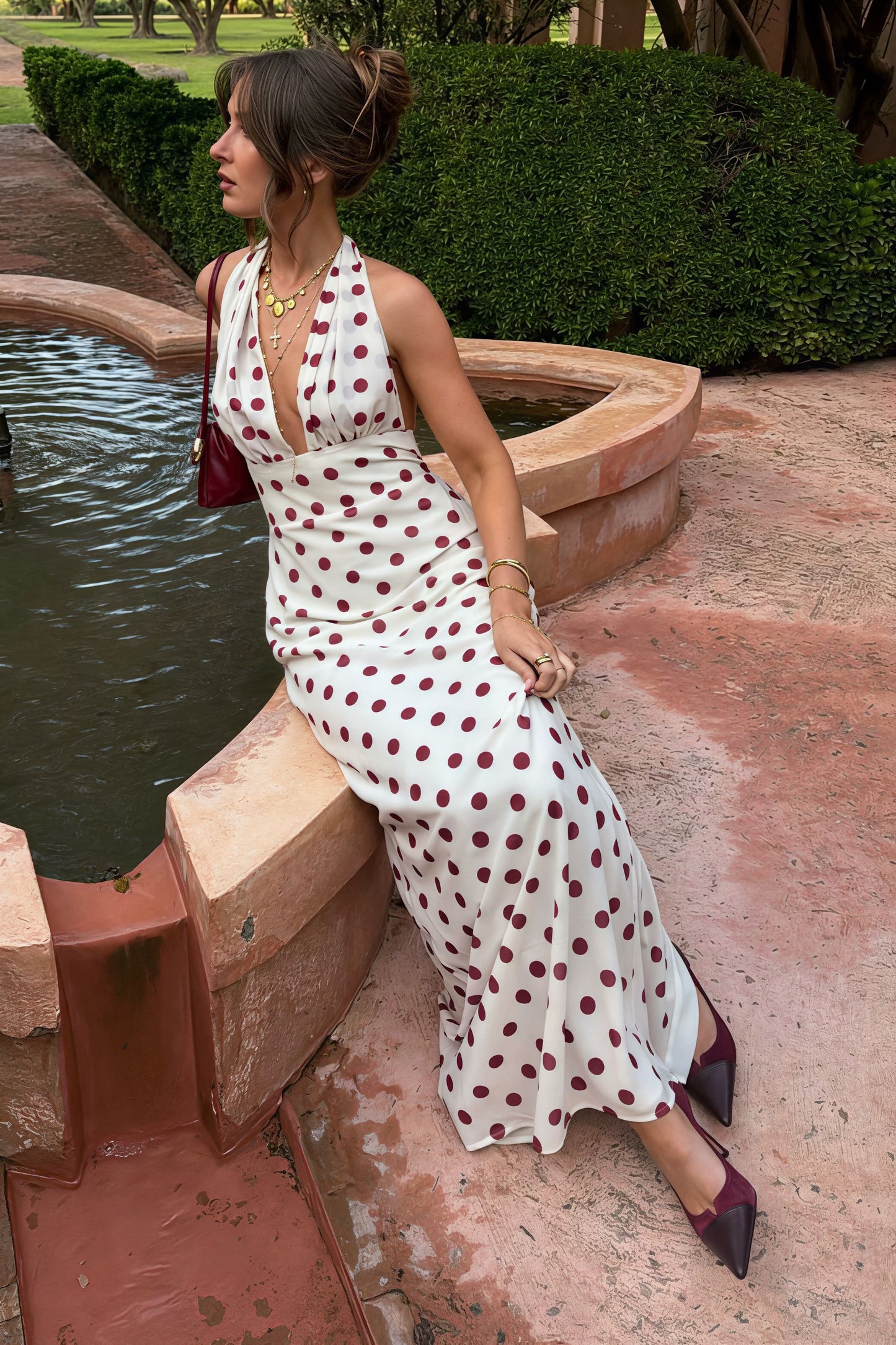 Vestido largo sin espalda con cuello halter, cintura fruncida y lunares