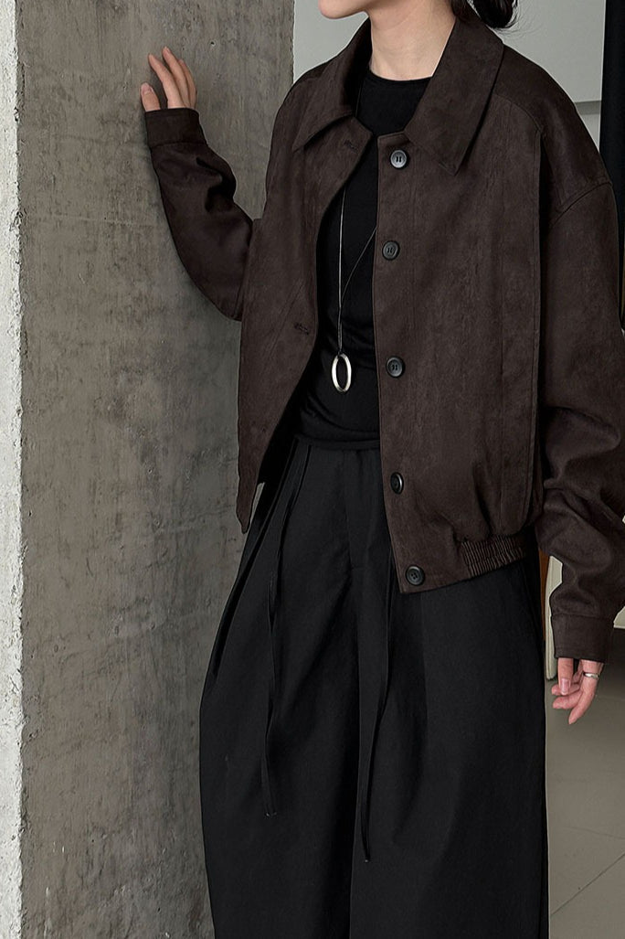 Chaqueta corta de gamuza con cuello de solapa