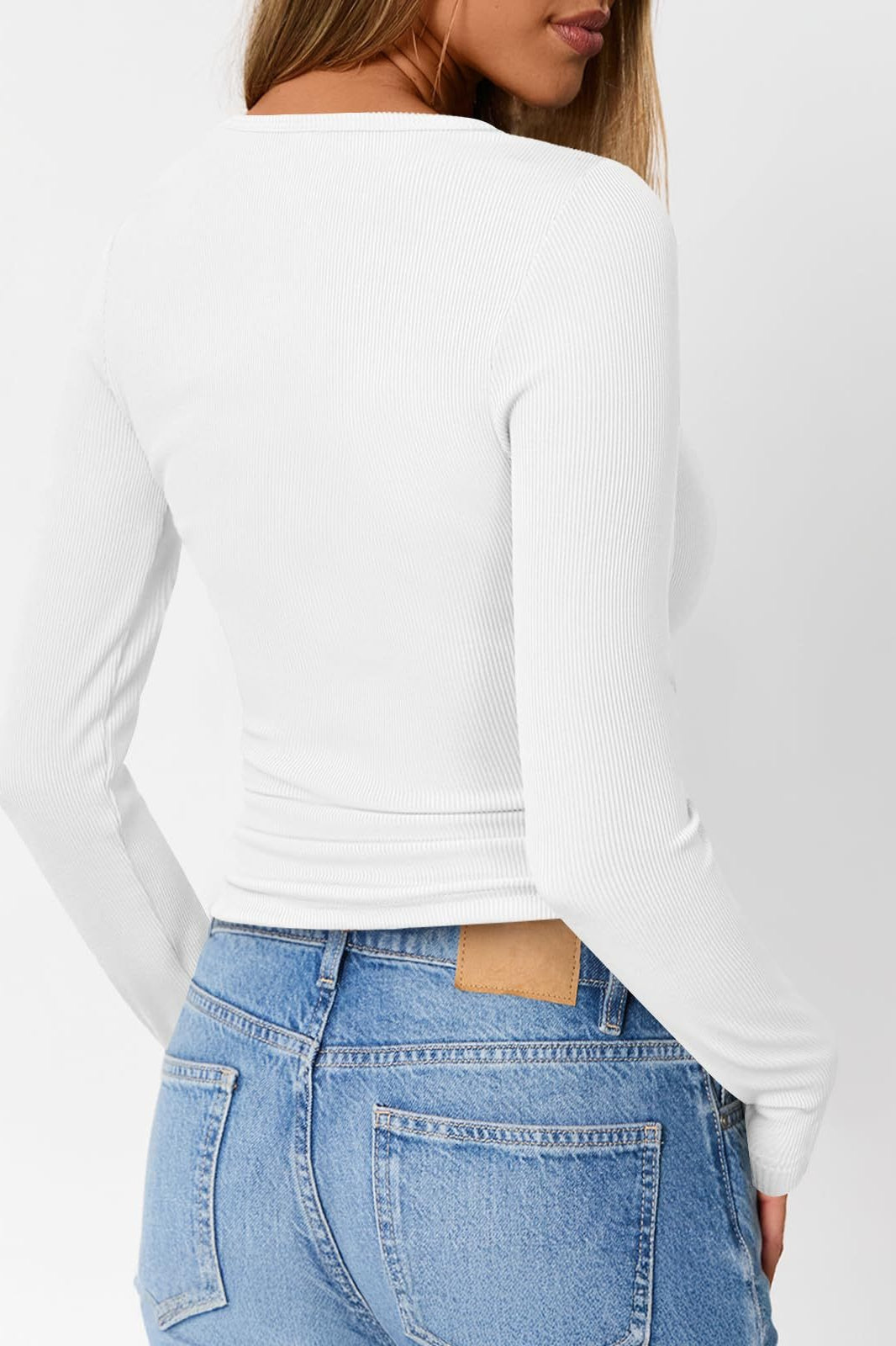 Top de punto ajustado con detalles de botones