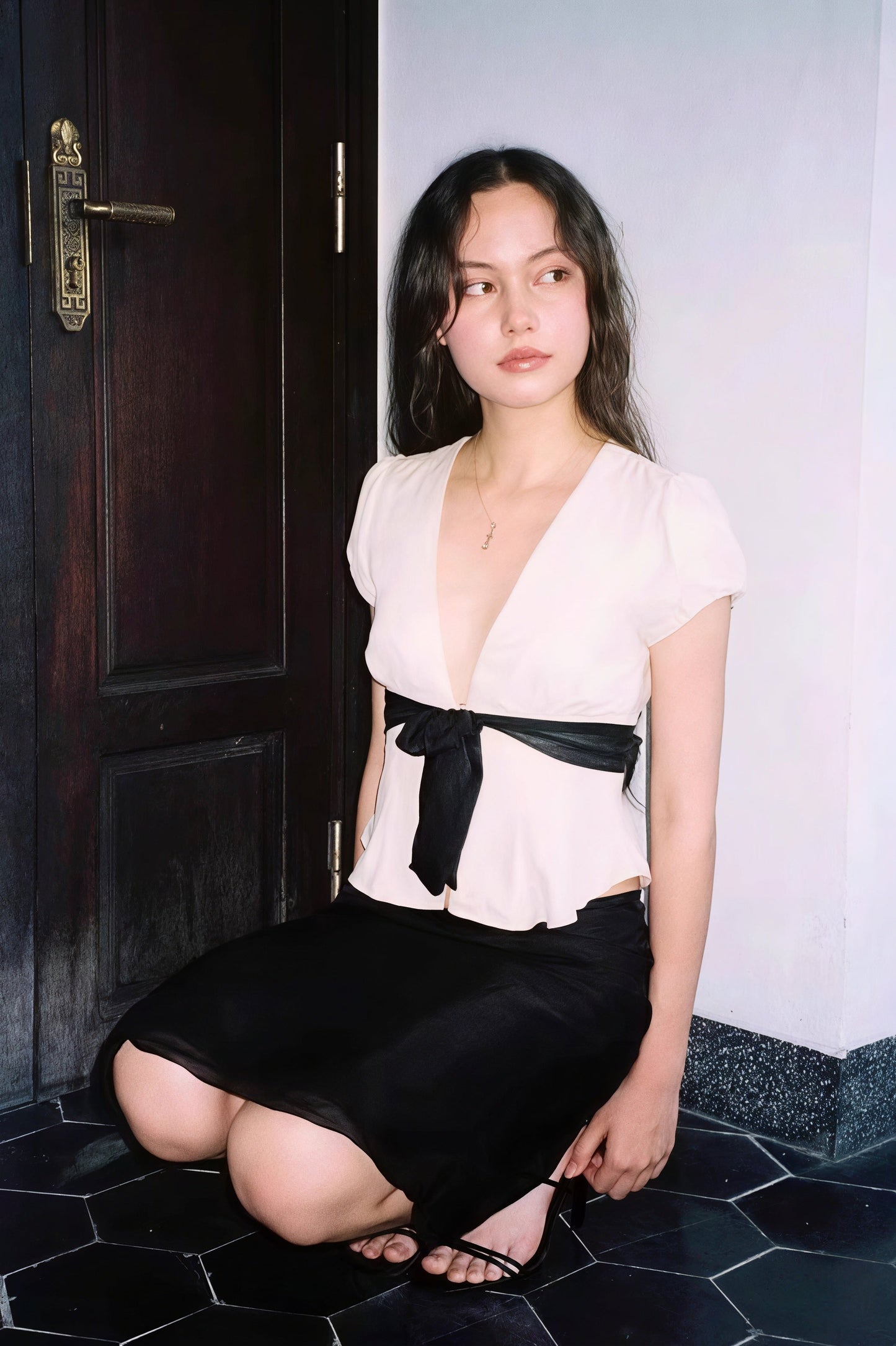 Blusa con escote en V profundo y lazo en la cintura