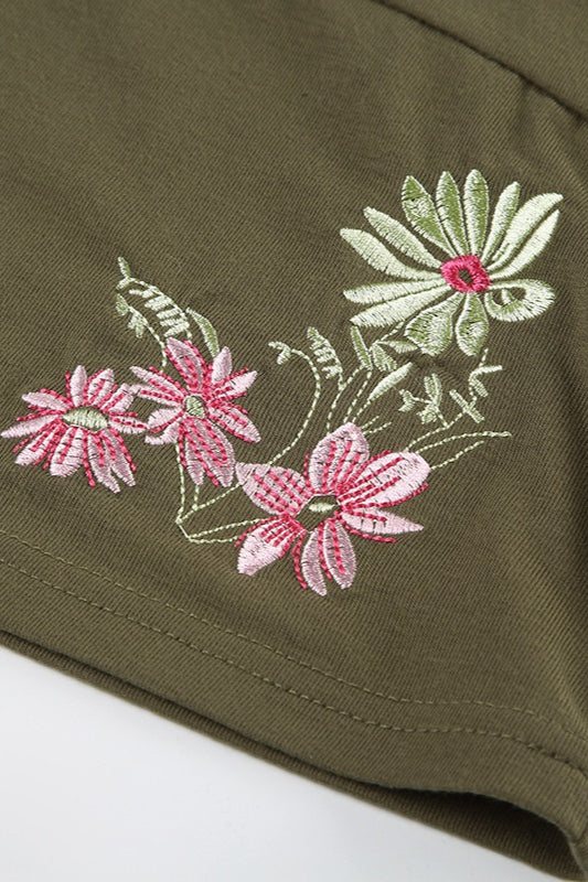 Camiseta bordada floral con cuello de pico cruzado