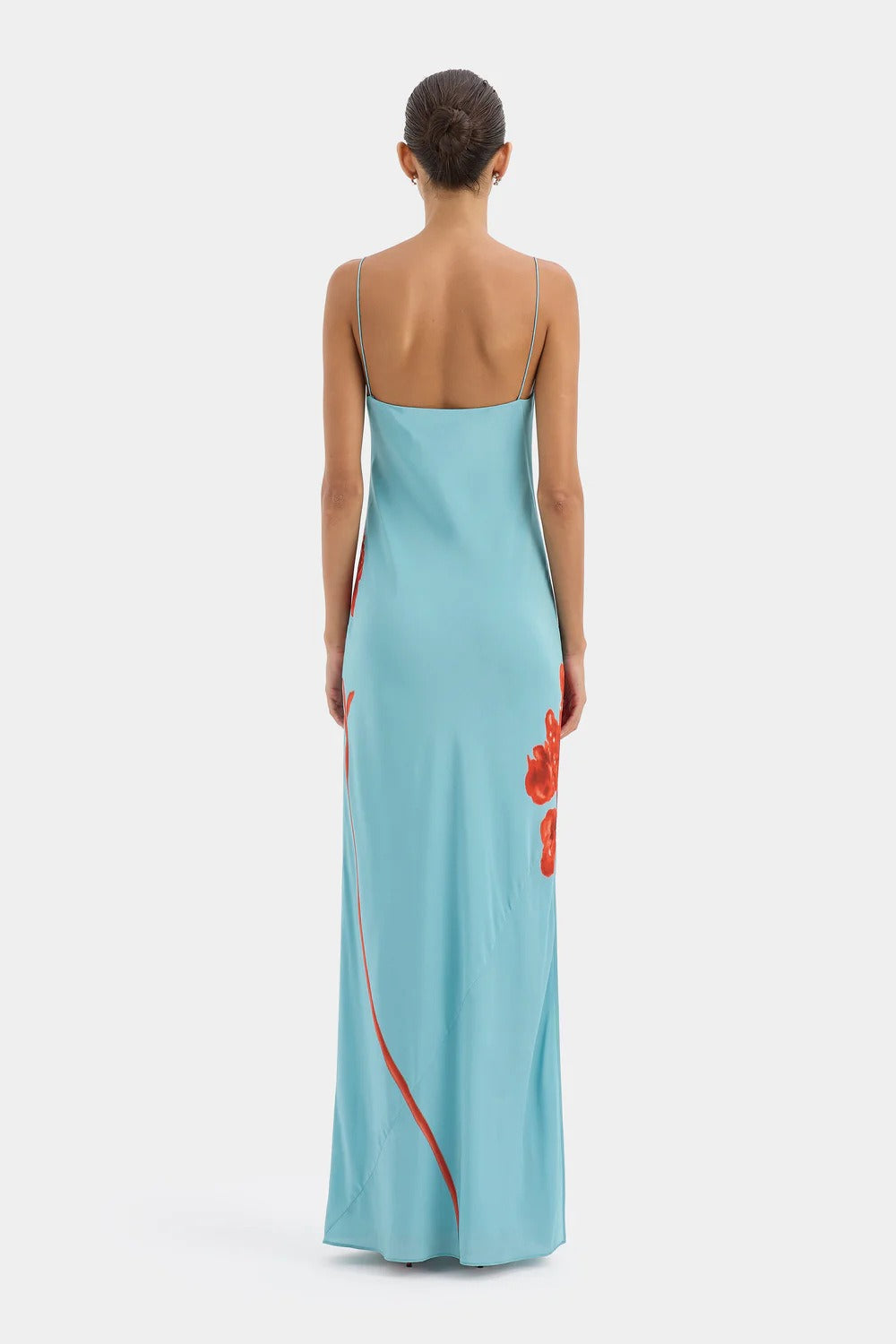 Vestido midi ceñido con tirantes finos, estampado floral elegante y lazo en la cintura