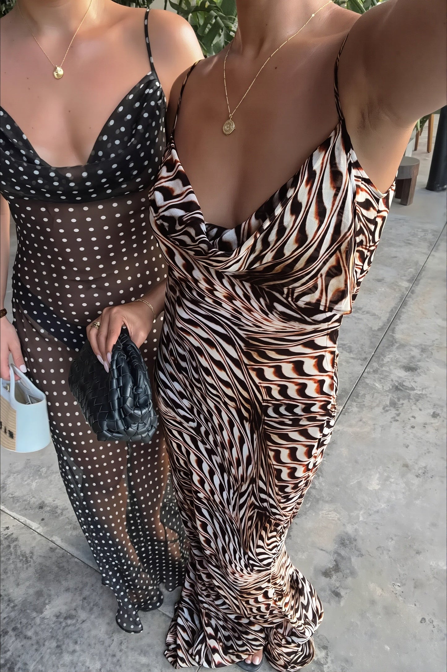 Vestido maxi de tirantes con cuello vuelto y malla transparente