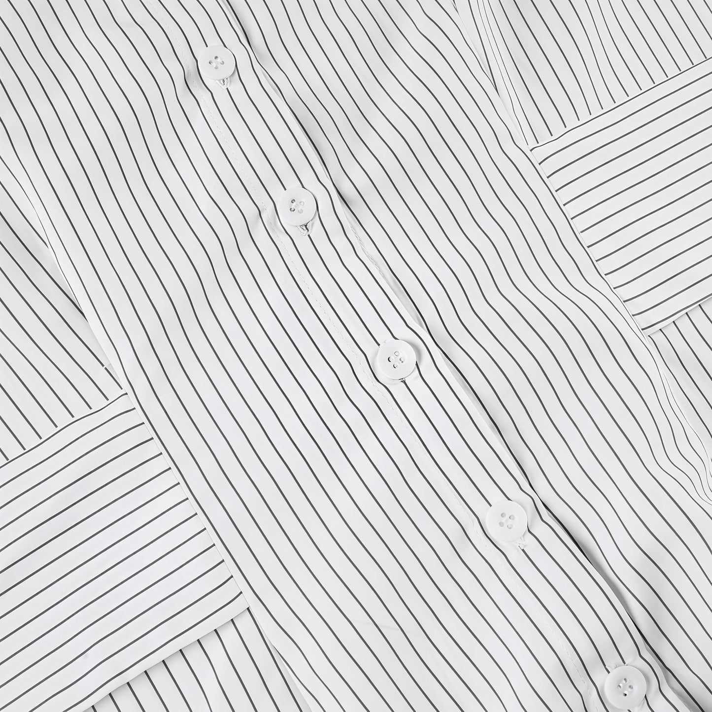 Blusa con cuello, rayas, botones y cintura anudada