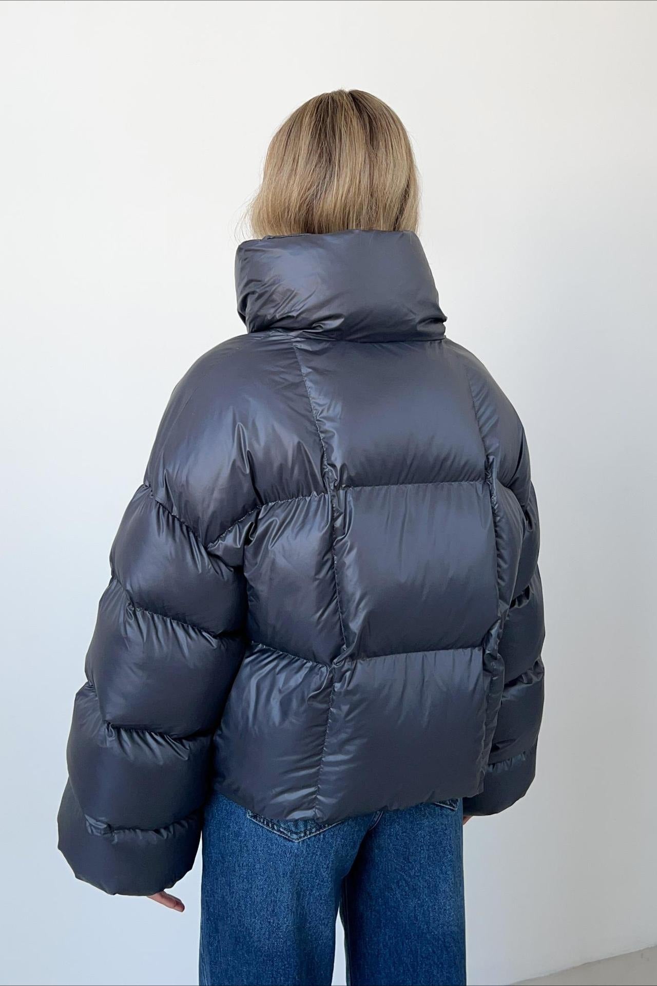 Chaqueta acolchada corta con capucha