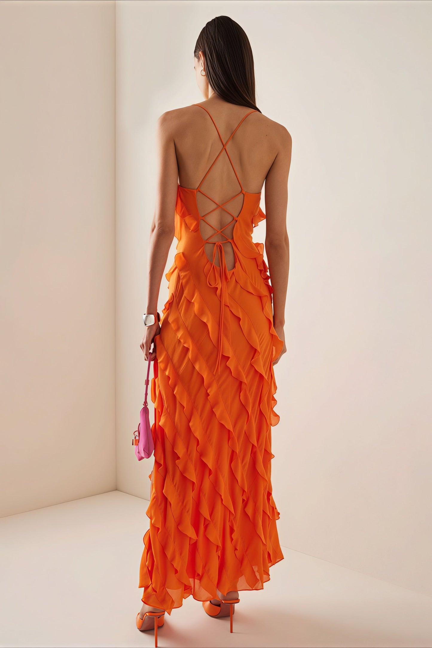 Vestido maxi con tirantes, espalda descubierta, detalle de volantes y abertura