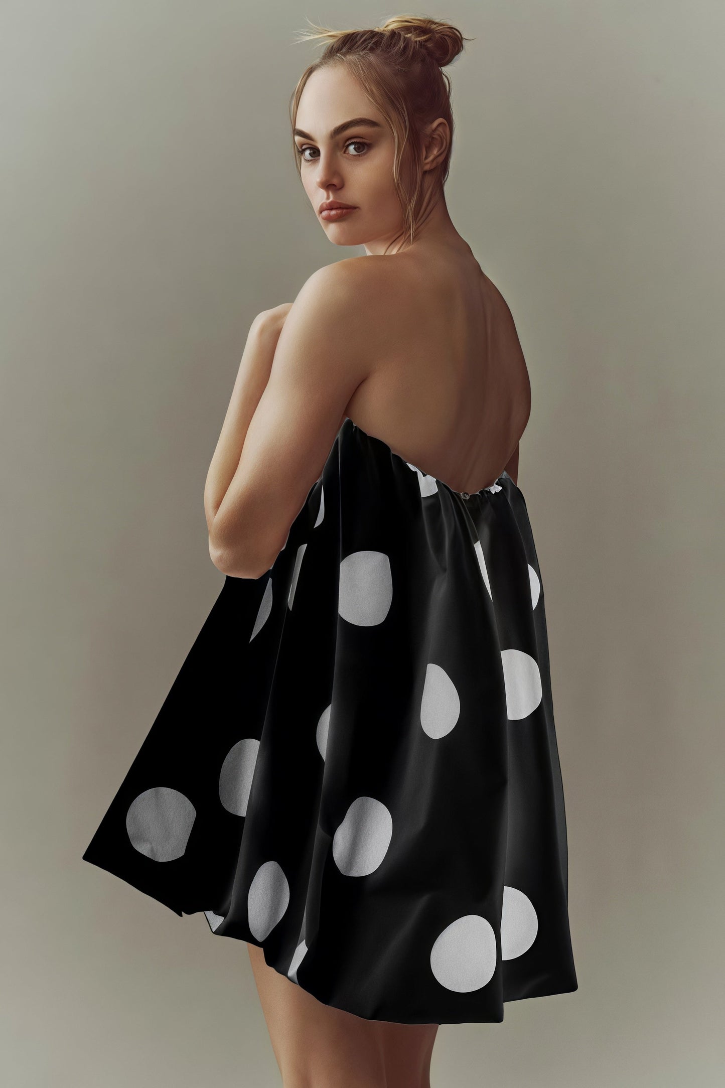 Minivestido con estampado de lunares y top palabra de honor sexy