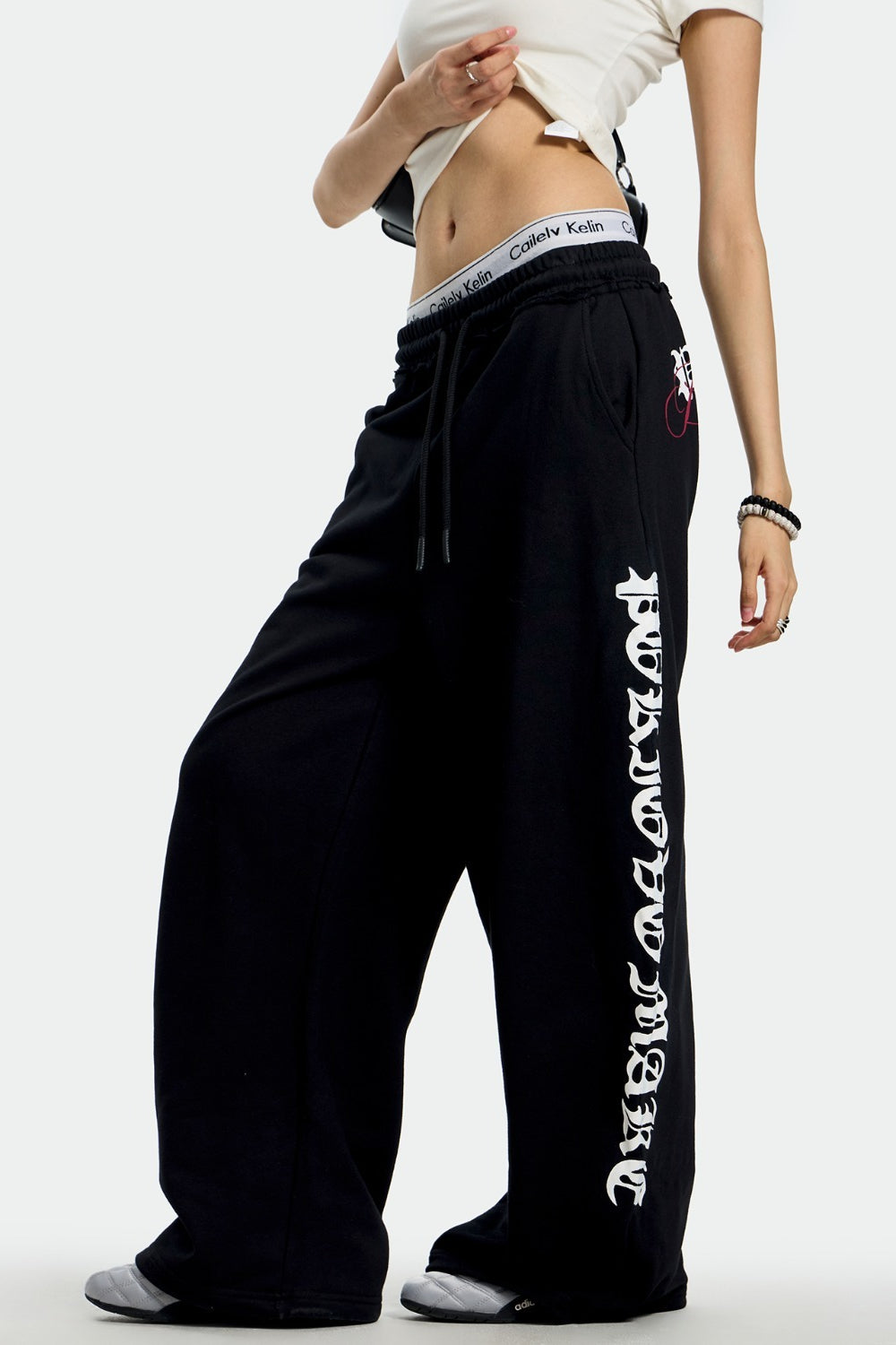 Pantalones de chándal anchos con hombro caído