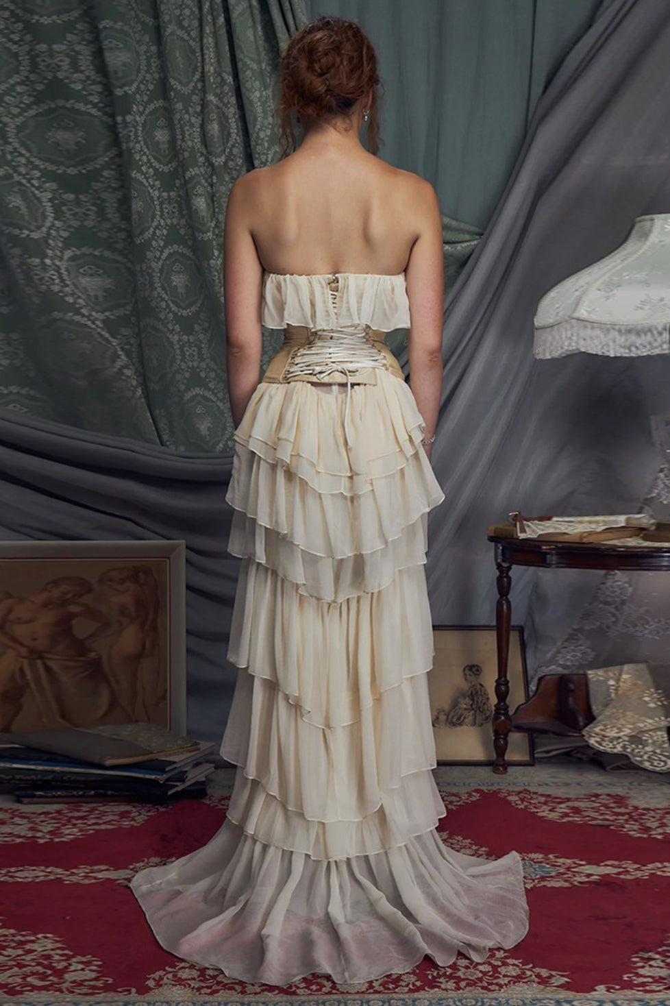 Vestido de fiesta de dos piezas estilo palacio sin tirantes con lazo en la cintura y volantes escalonados