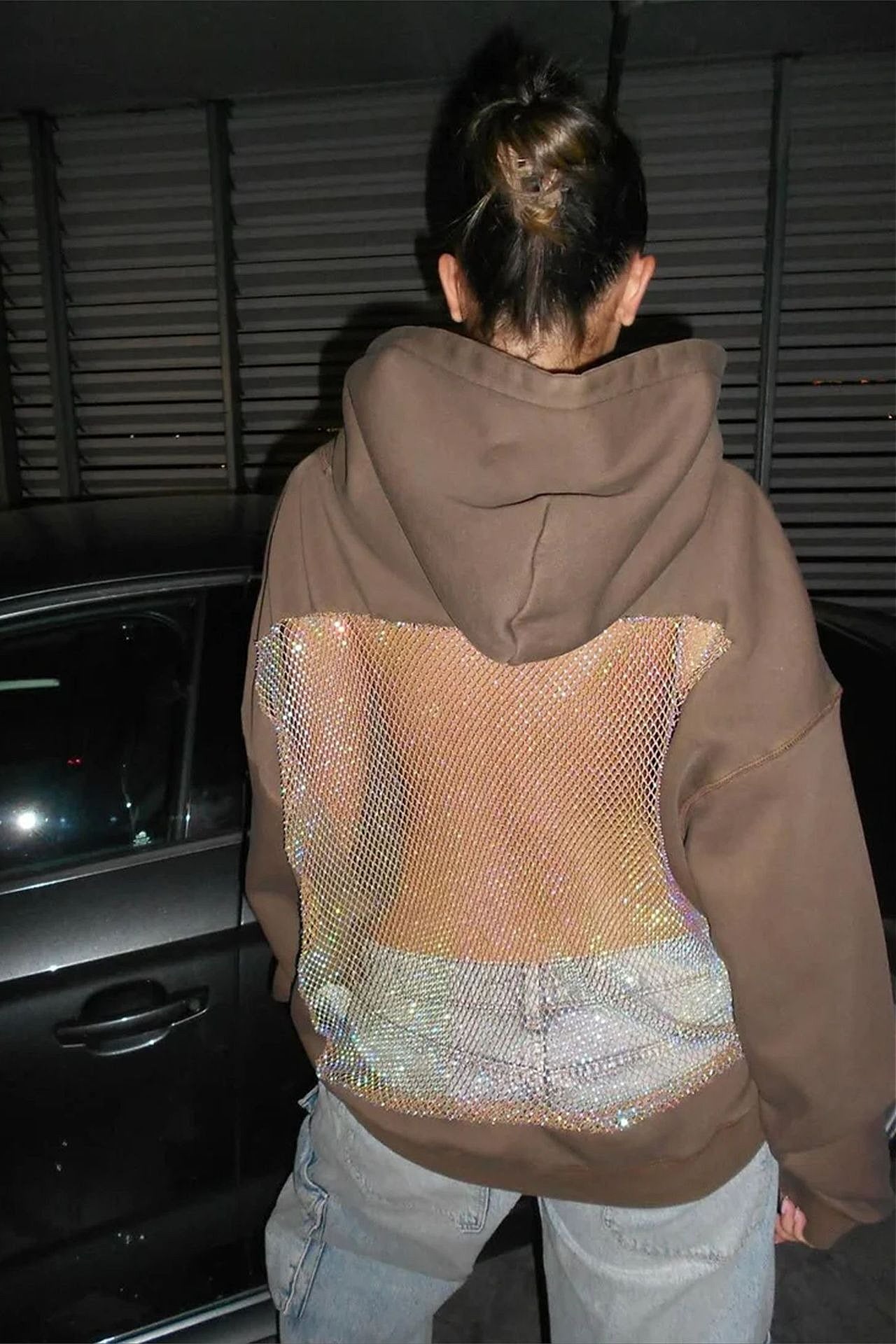 Sudadera casual deportiva con capucha de manga larga y recortes de malla