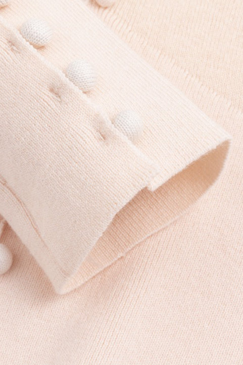 Top de punto con detalles de encaje y plumas