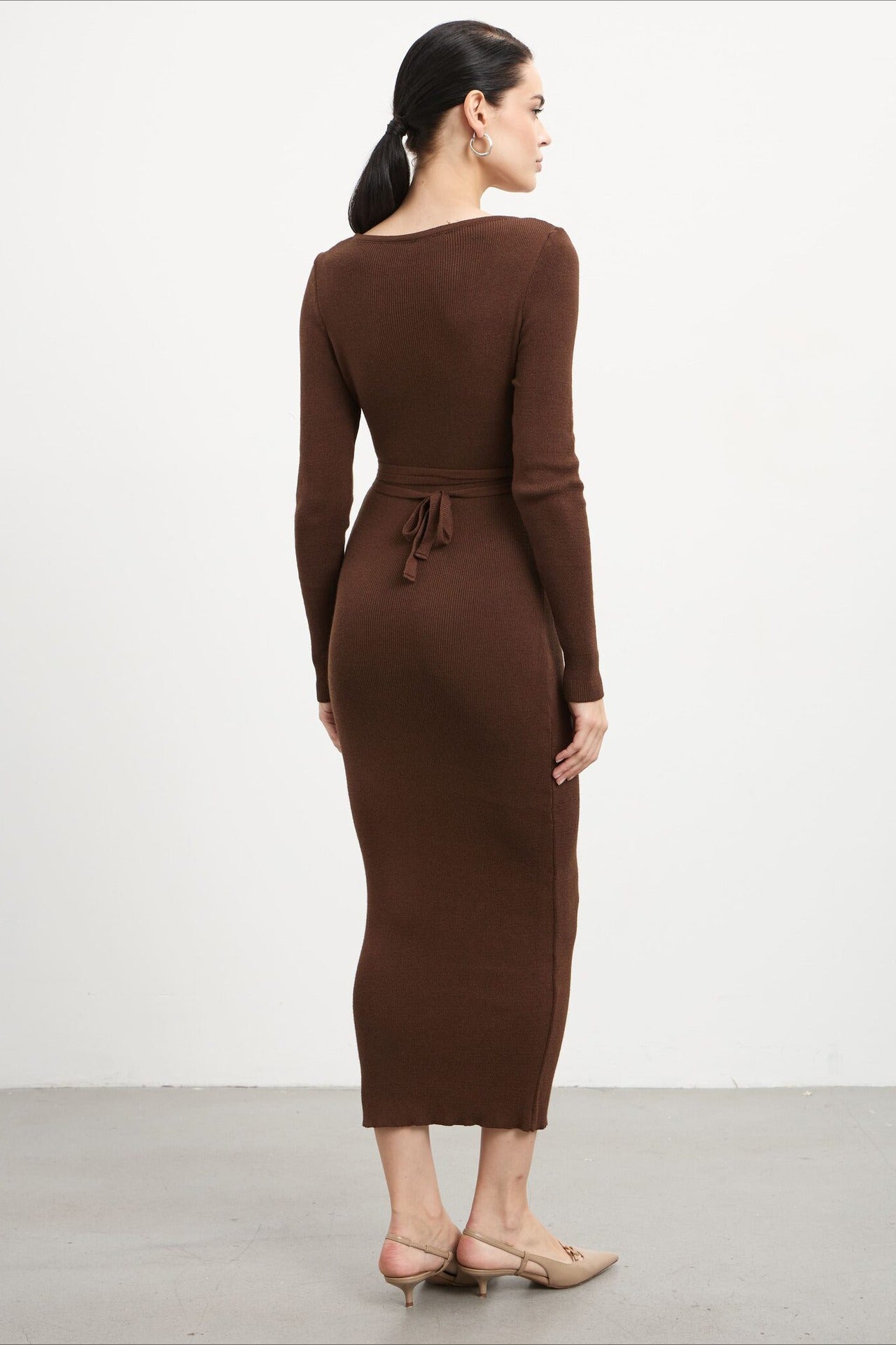 Vestido de punto calado con escote en pico pronunciado