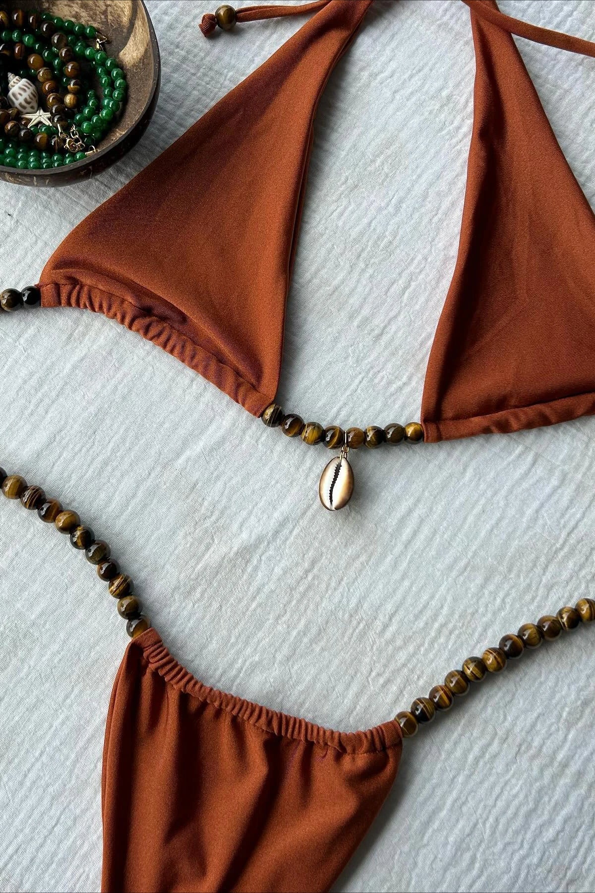 Conjunto de bikini de tanga con cuello halter