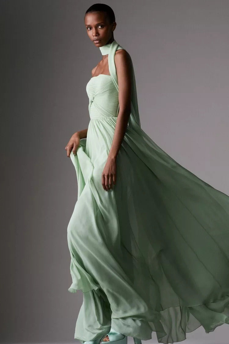 Vestido maxi elegante sin tirantes con lazo y fajín
