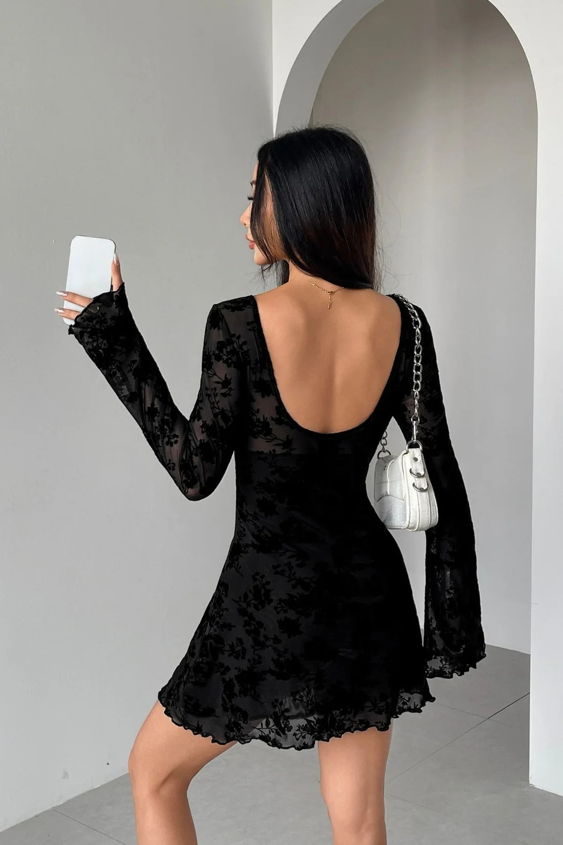 Vestido Mini de Manga Larga con Lazo y Recortes Florales de Terciopelo