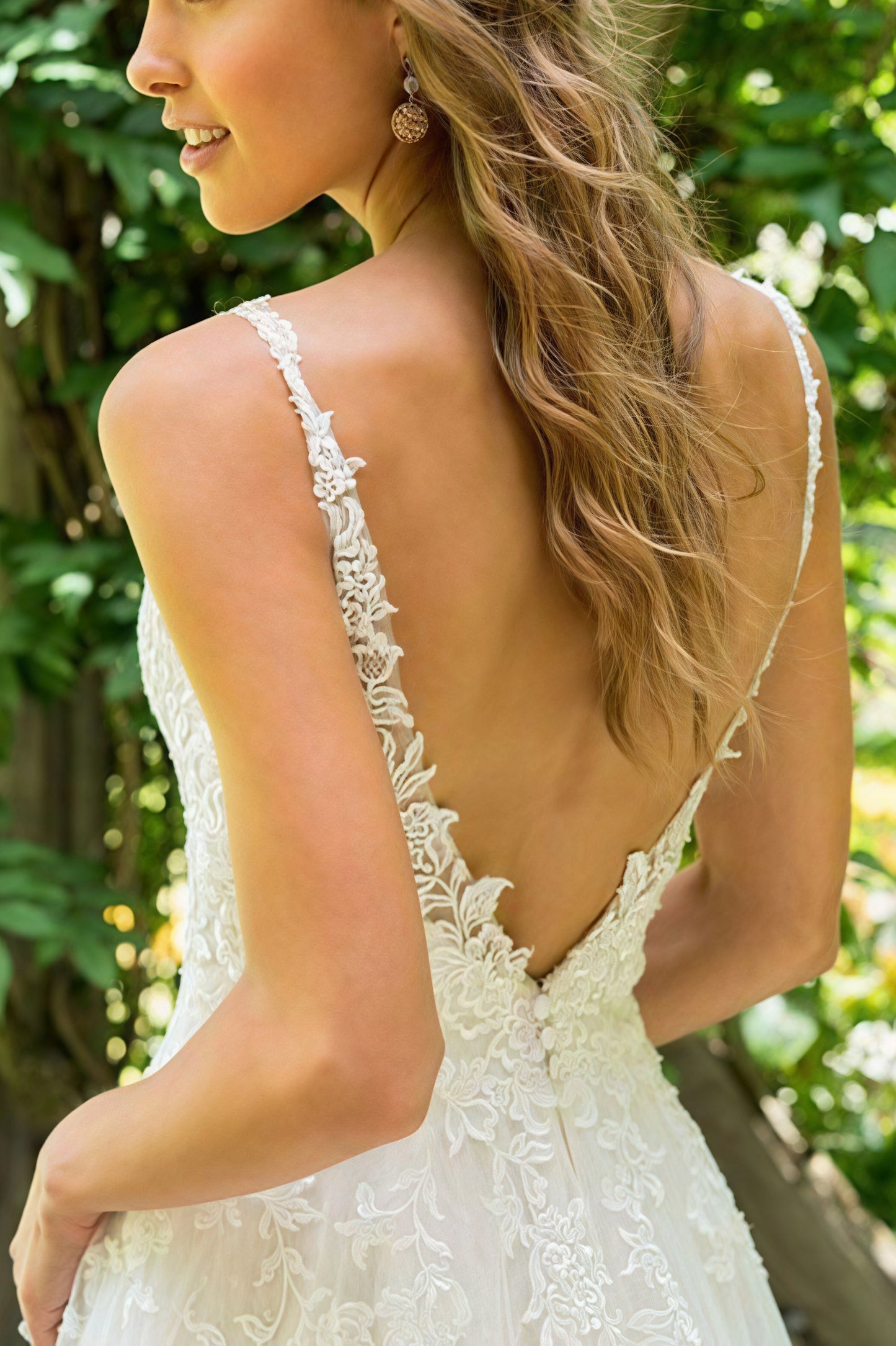 Vestido de novia de encaje con escote profundo en la espalda y cola