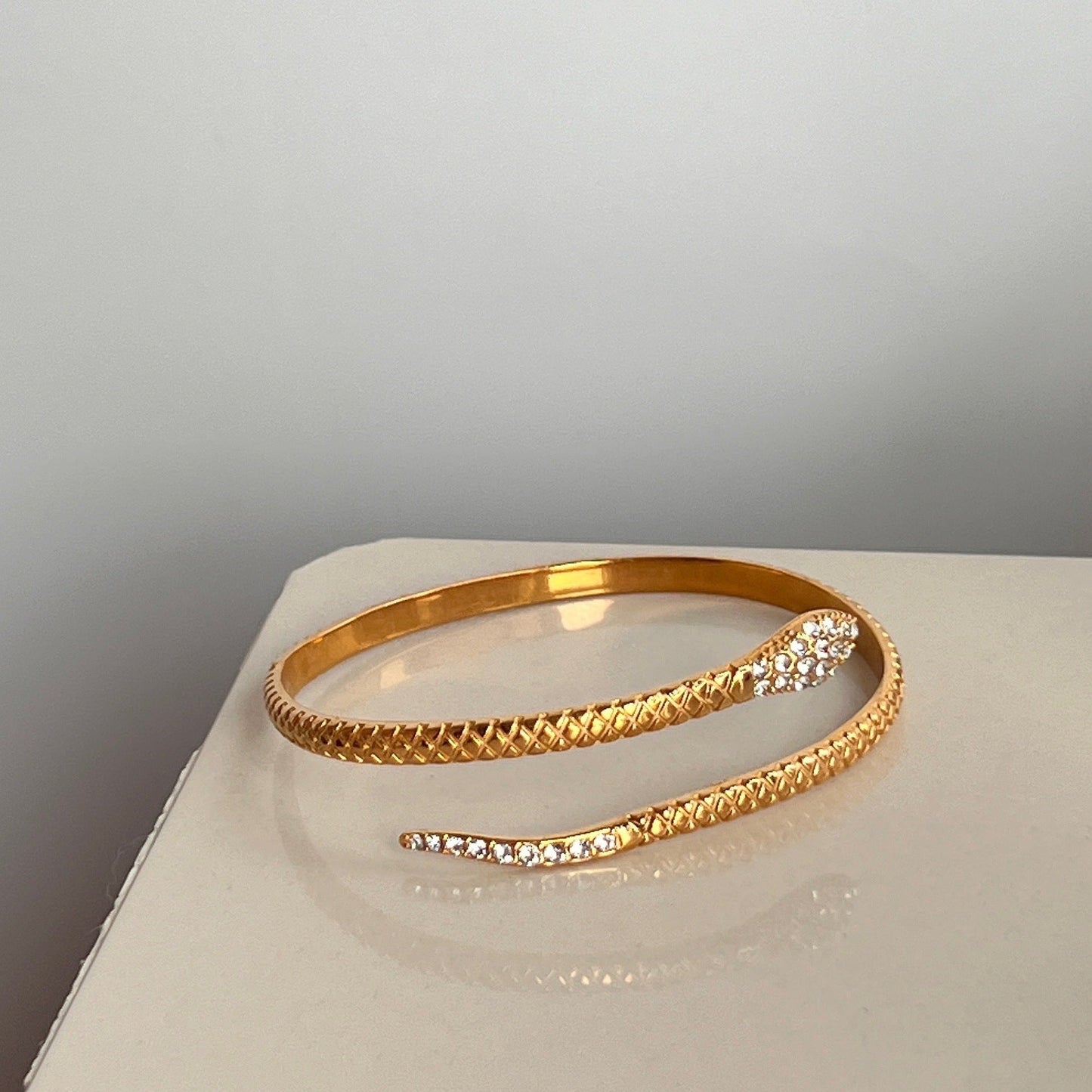 Pulsera abierta de serpiente de circonita de acero titanio chapado en oro de 18 quilates