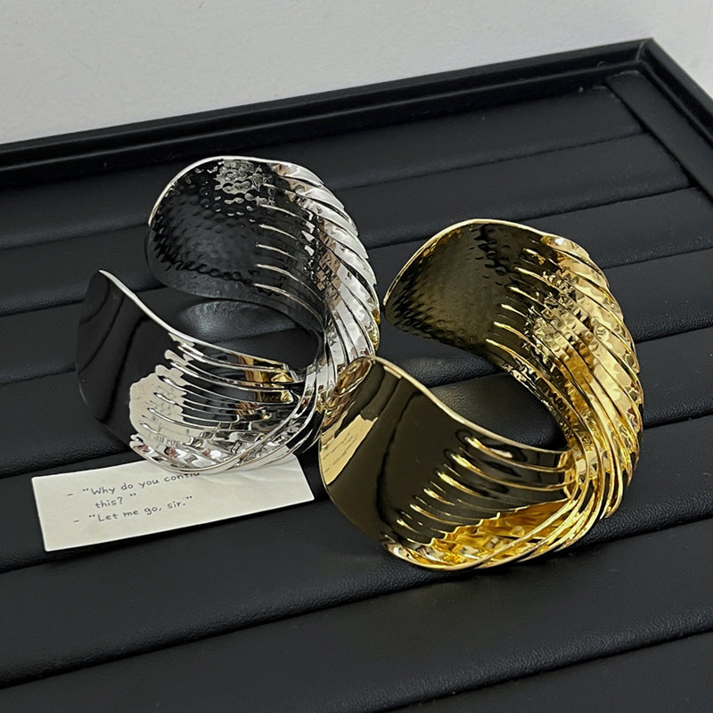 Pulsera abierta irregular con cruce de metal