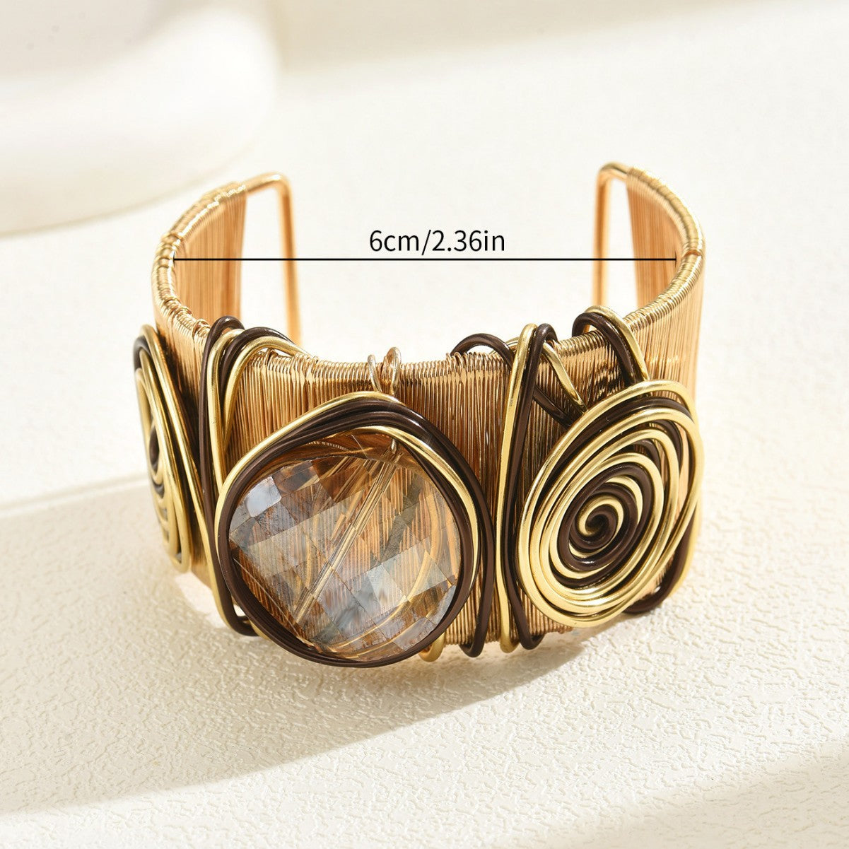 Pulsera abierta de hilo con gema redonda retorcida