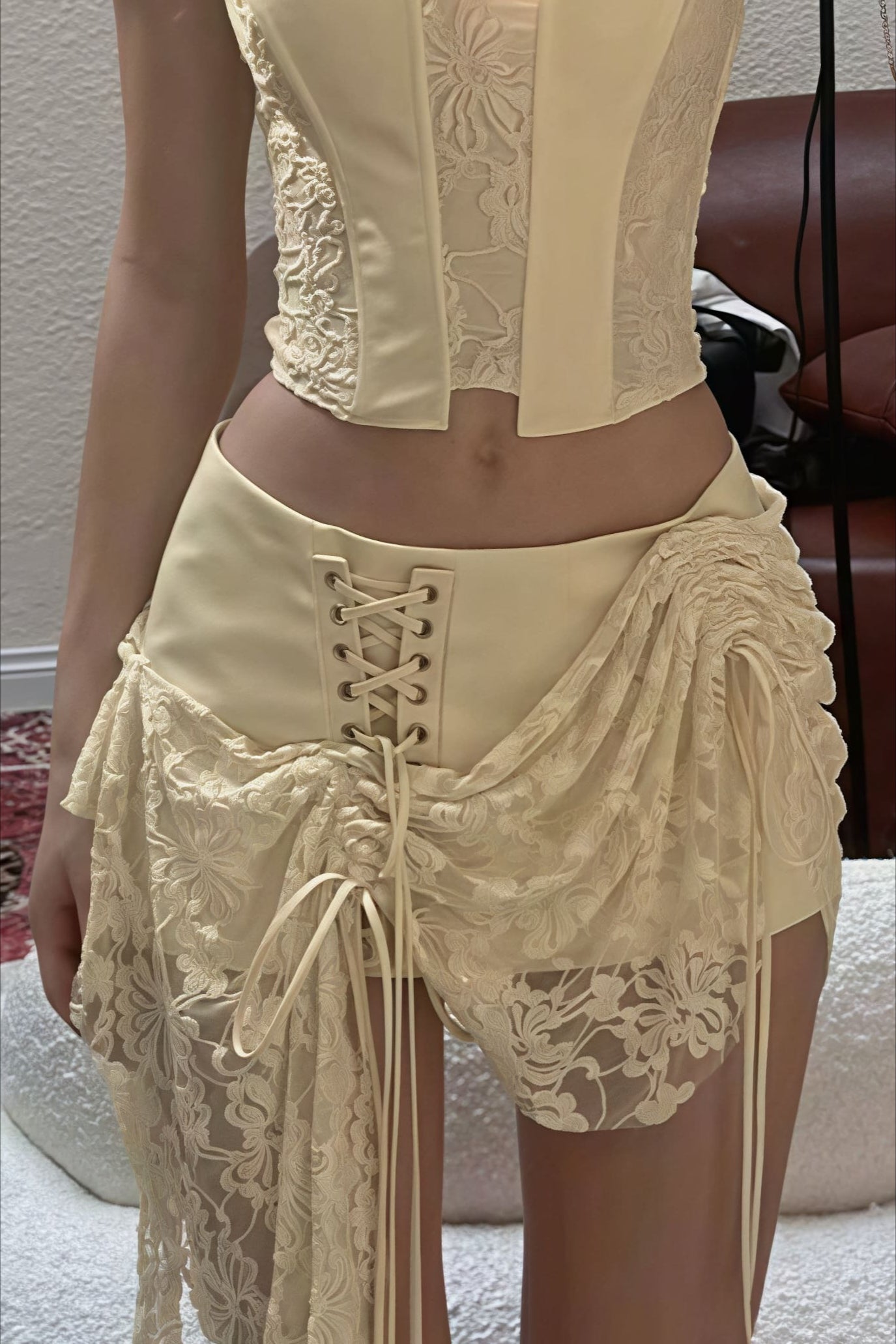 Conjunto de minifalda de tiro bajo y top tubo liso elegante