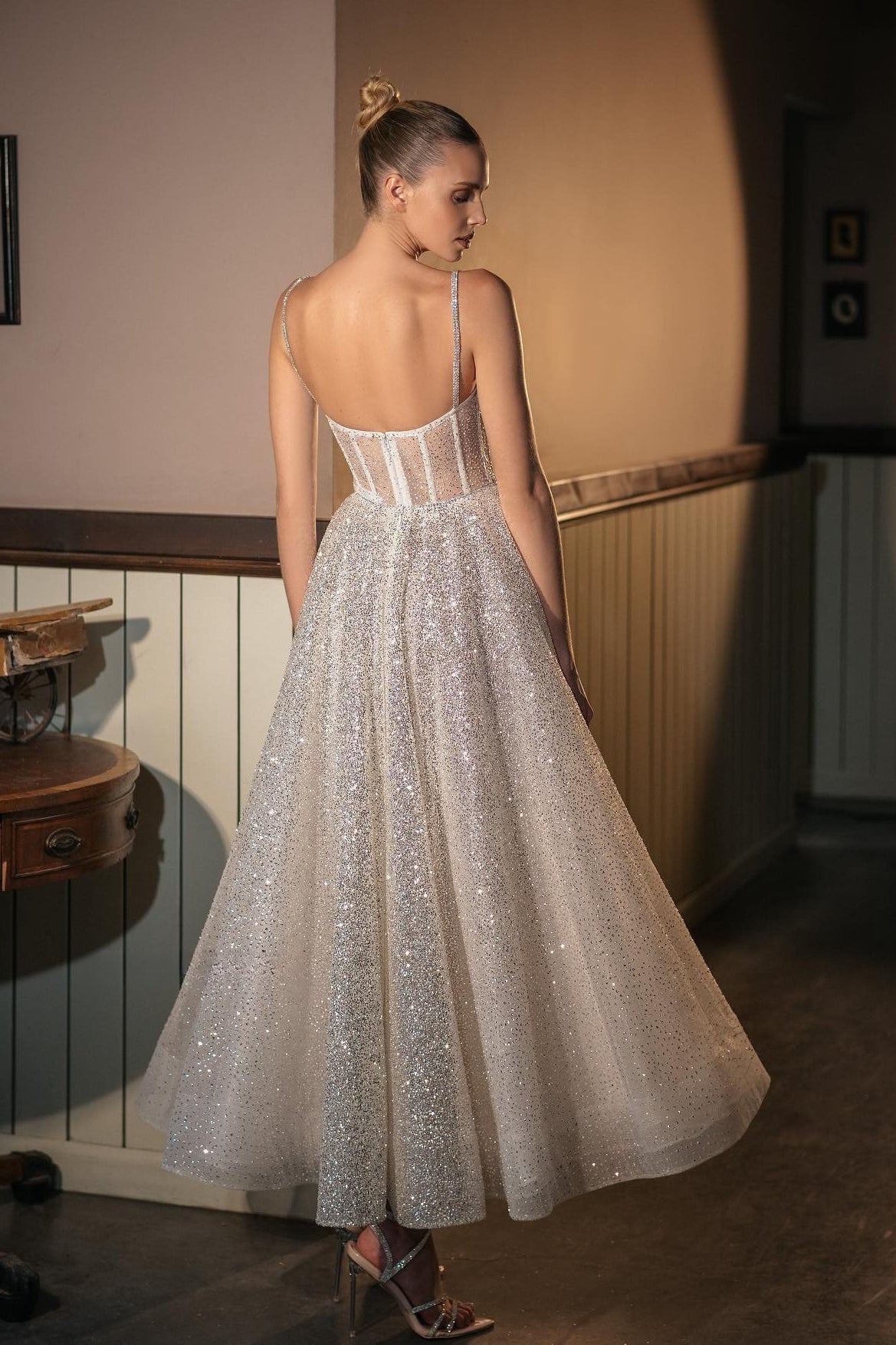 Vestido midi de recepción de tul con lentejuelas plateadas y corsé Cami