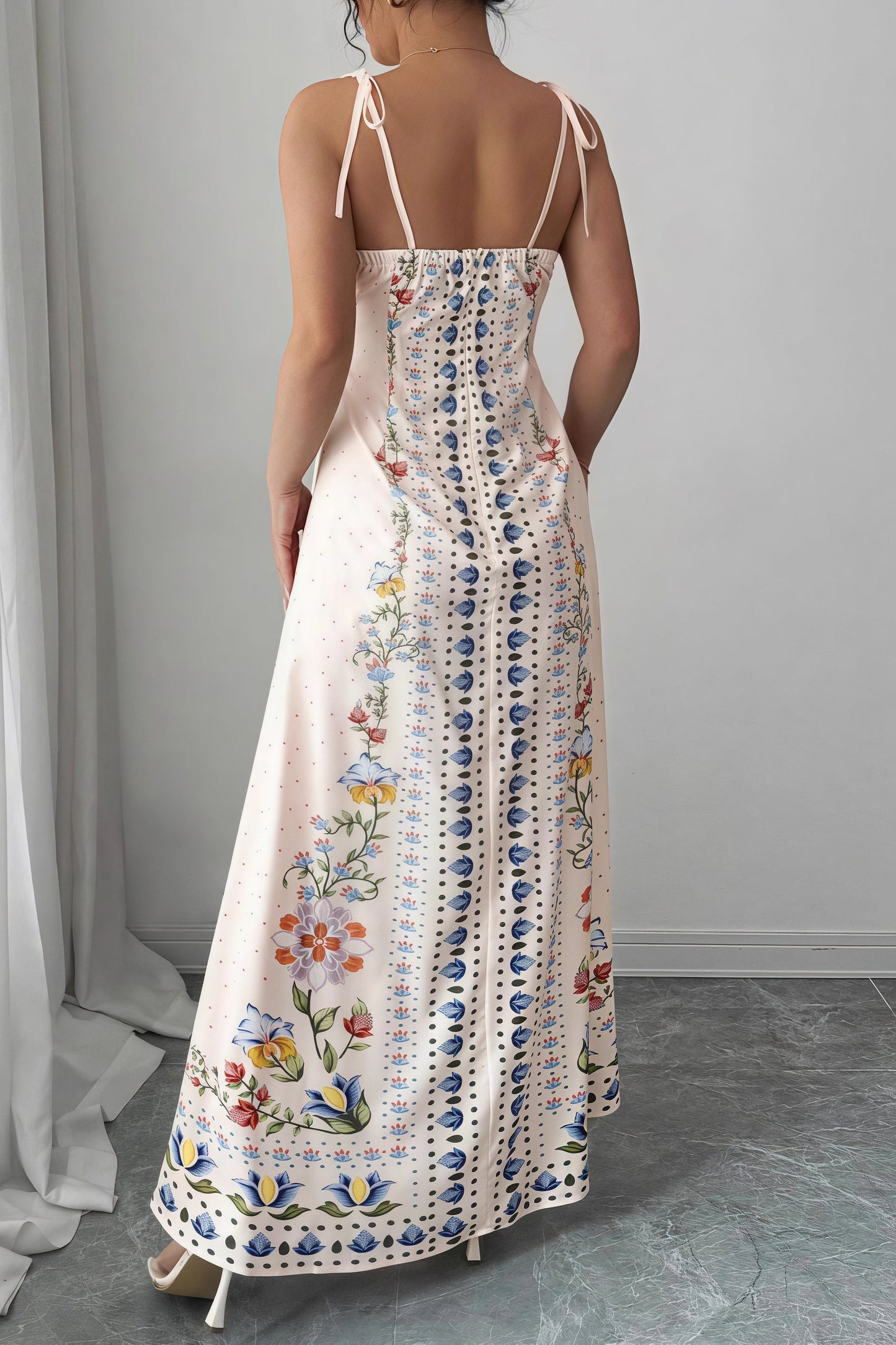 Elegante vestido largo sin mangas con tirantes finos y estampado floral único