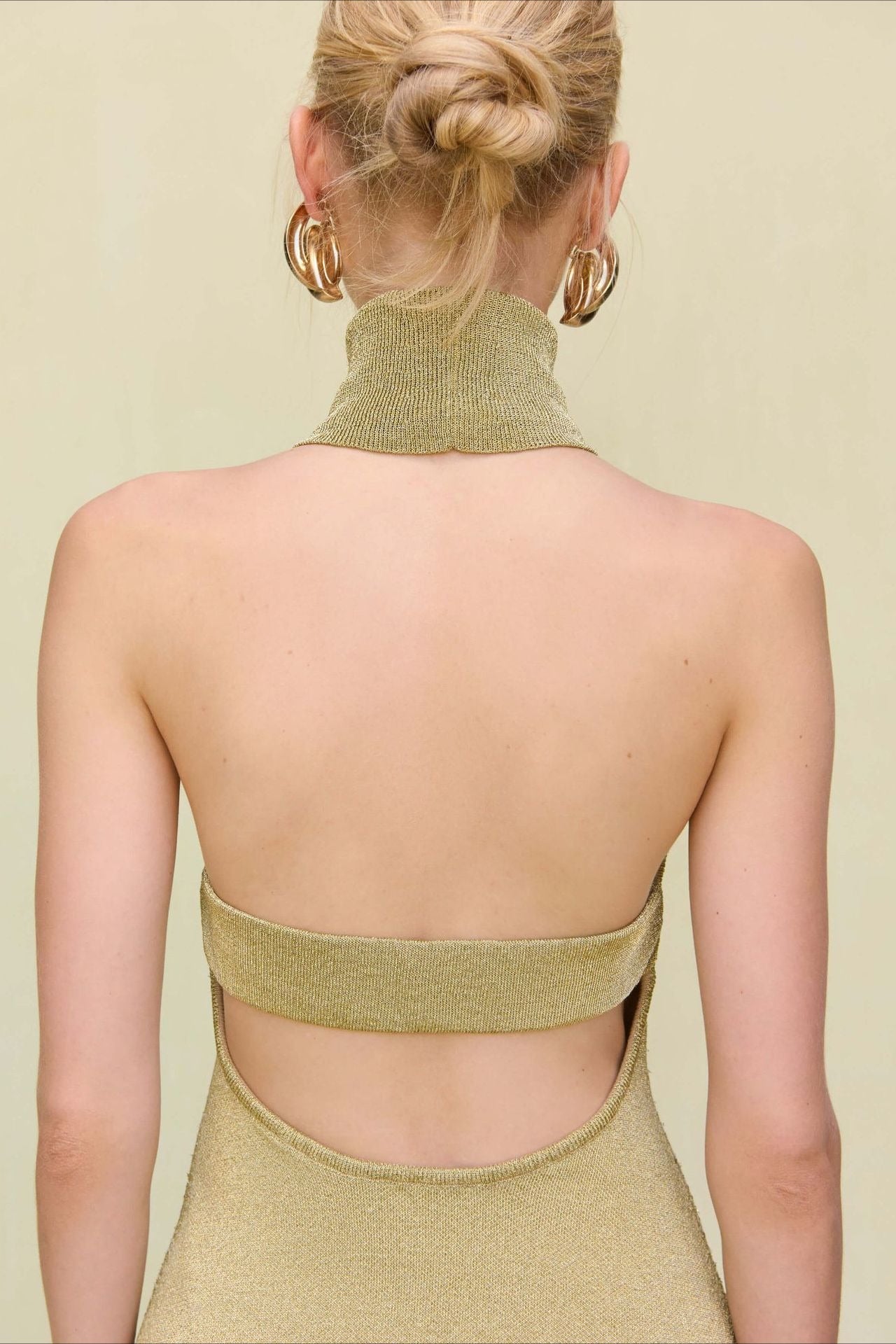 Vestido de suéter de punto con cuello alto y cuello halter