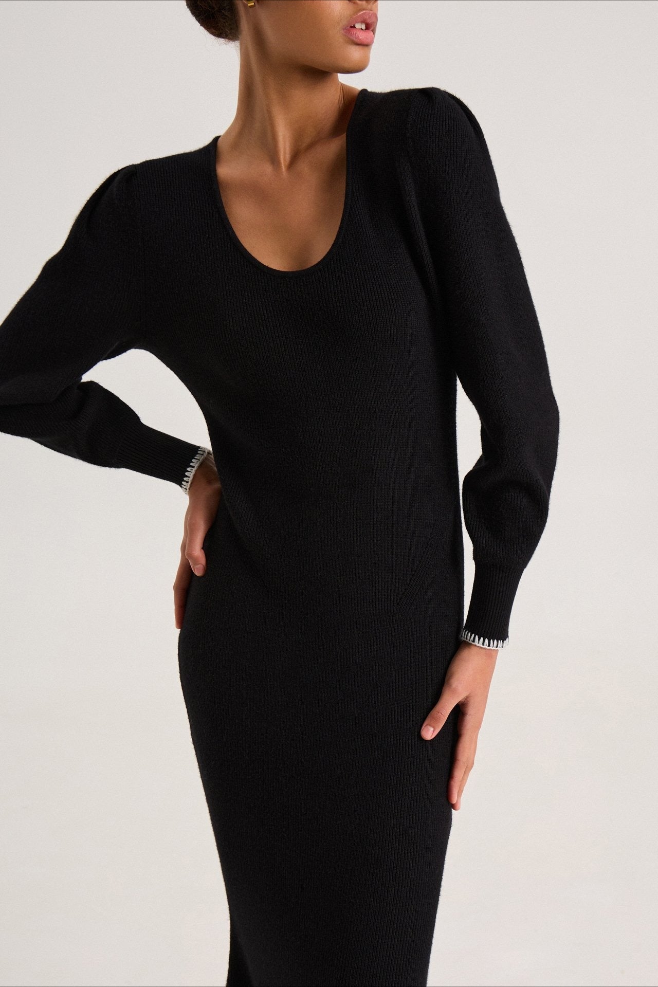 Vestido de suéter con volantes y ribete en contraste