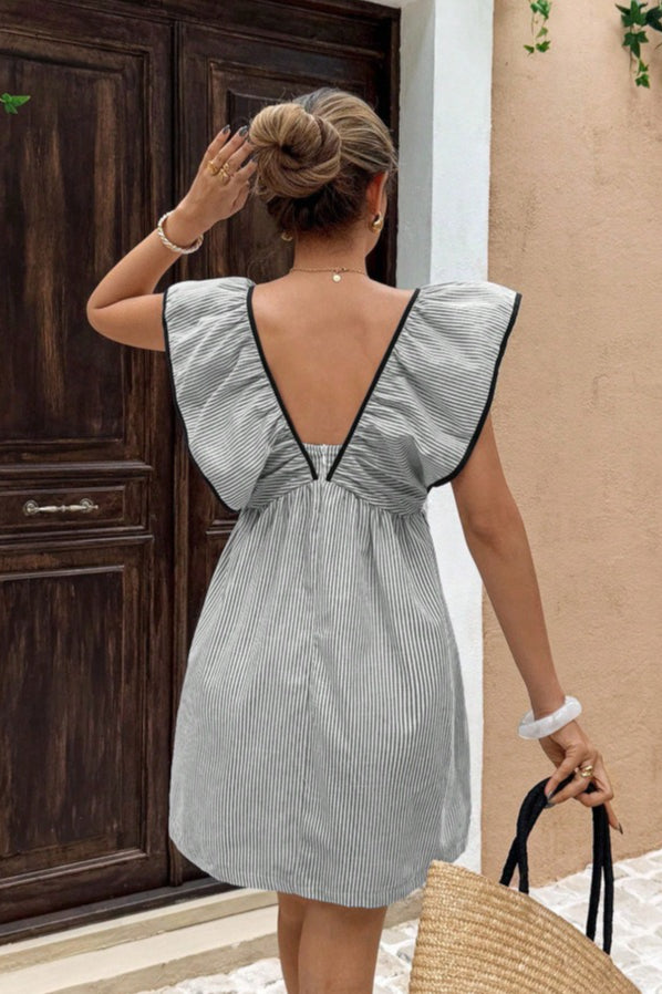 Minivestido con cuello en V a rayas y volantes en las mangas