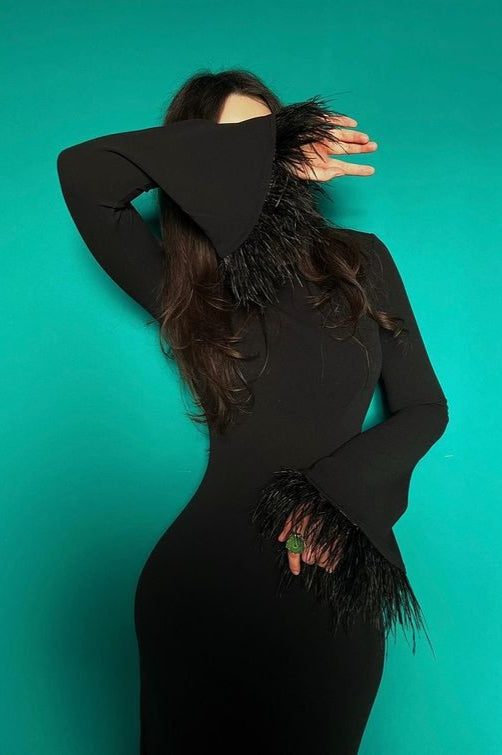 Vestido maxi ceñido de punto con ribete de plumas