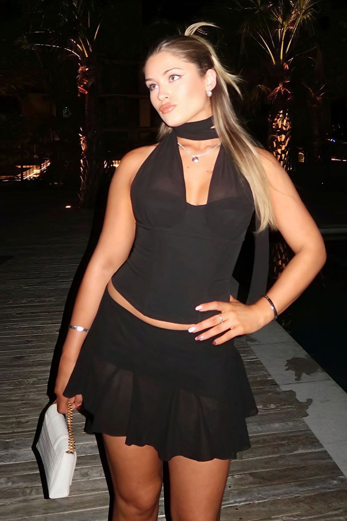Conjunto de minifalda y top halter con lazo