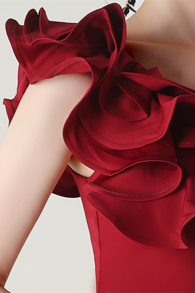 Vestido de fiesta de satén con volantes florales y un solo hombro