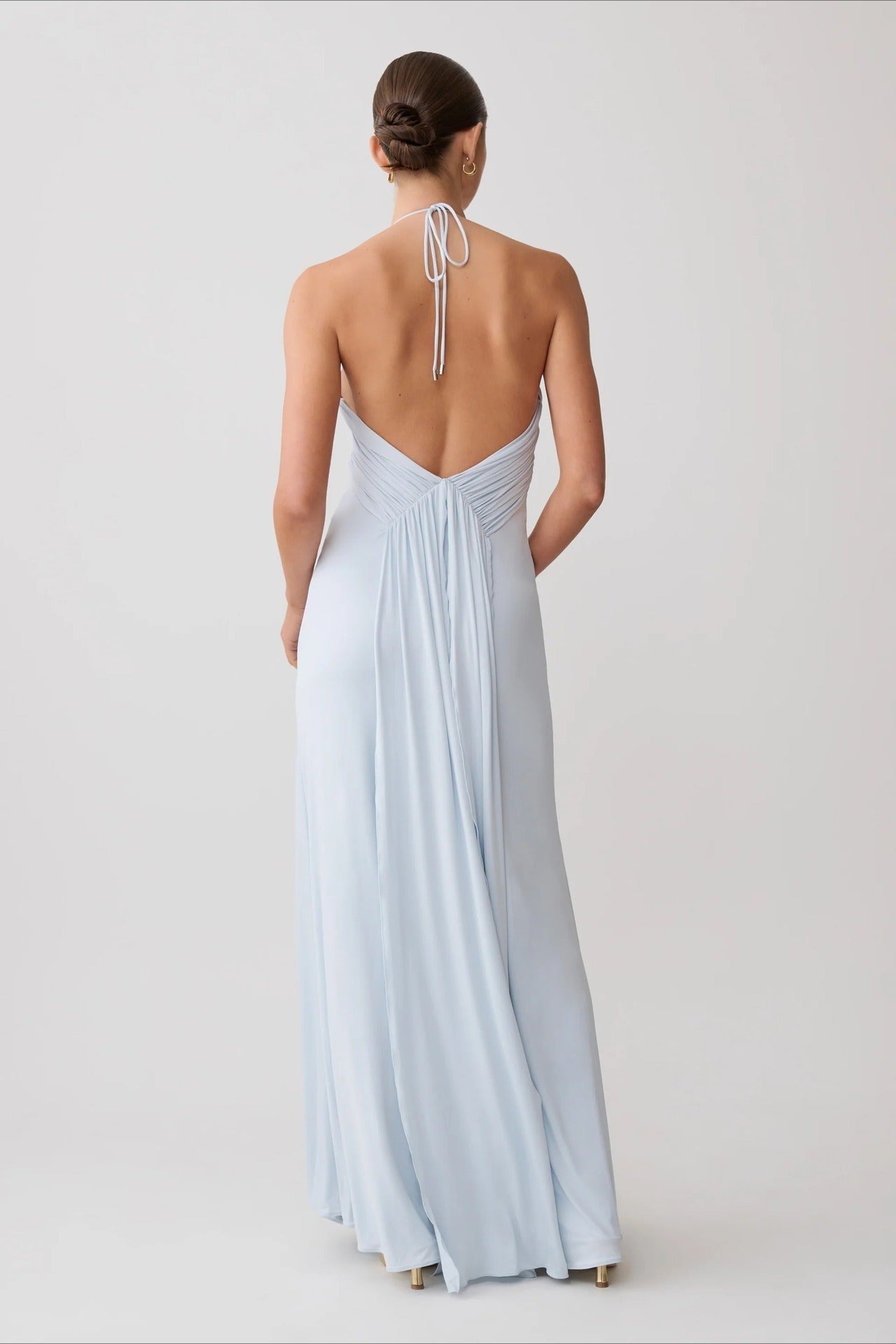 Minivestido sirena ajustado con espalda abierta anudado al cuello y fruncido