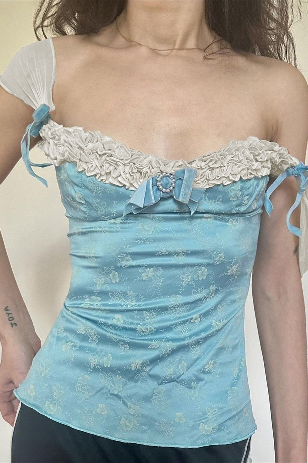 Top con estampado floral, lazo de encaje, escote cuadrado y corte ajustado