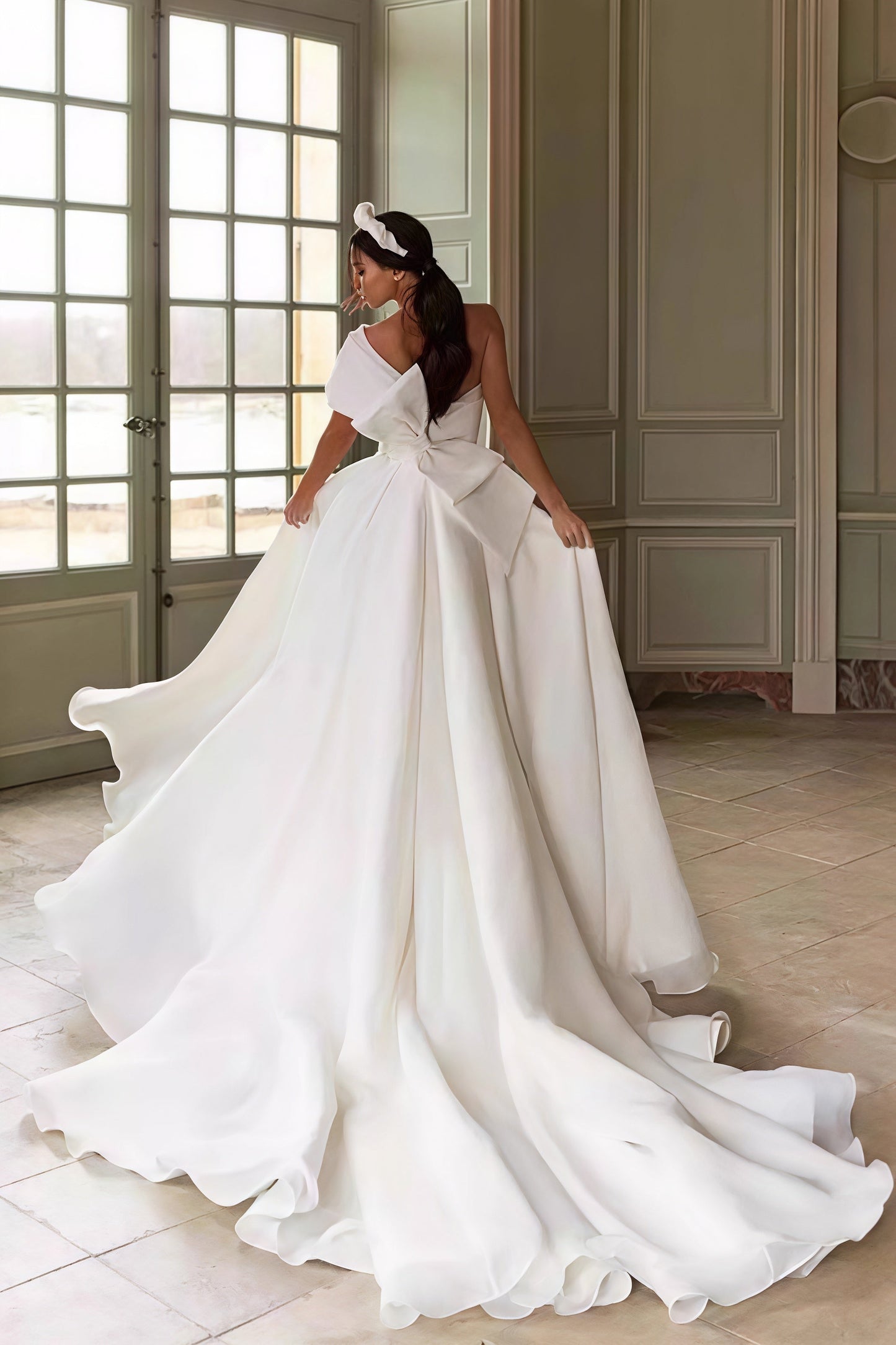 Vestido de novia elegante con un solo hombro asimétrico