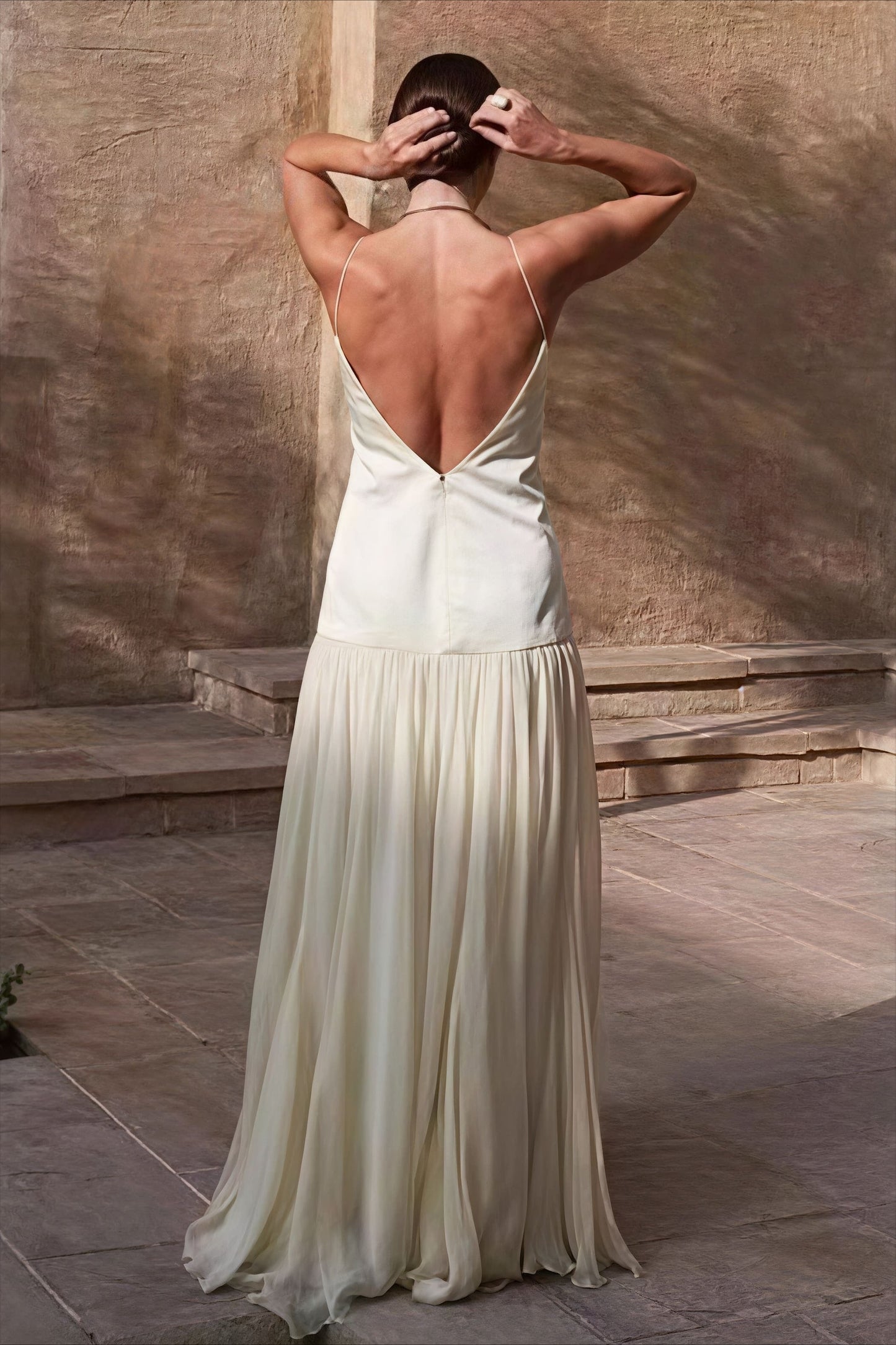 Elegante Vestido Maxi de Gasa Fluida con Tirantes Finos