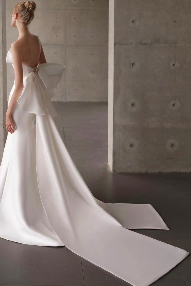 Vestido de novia de raso con escote palabra de honor, cola y lazo