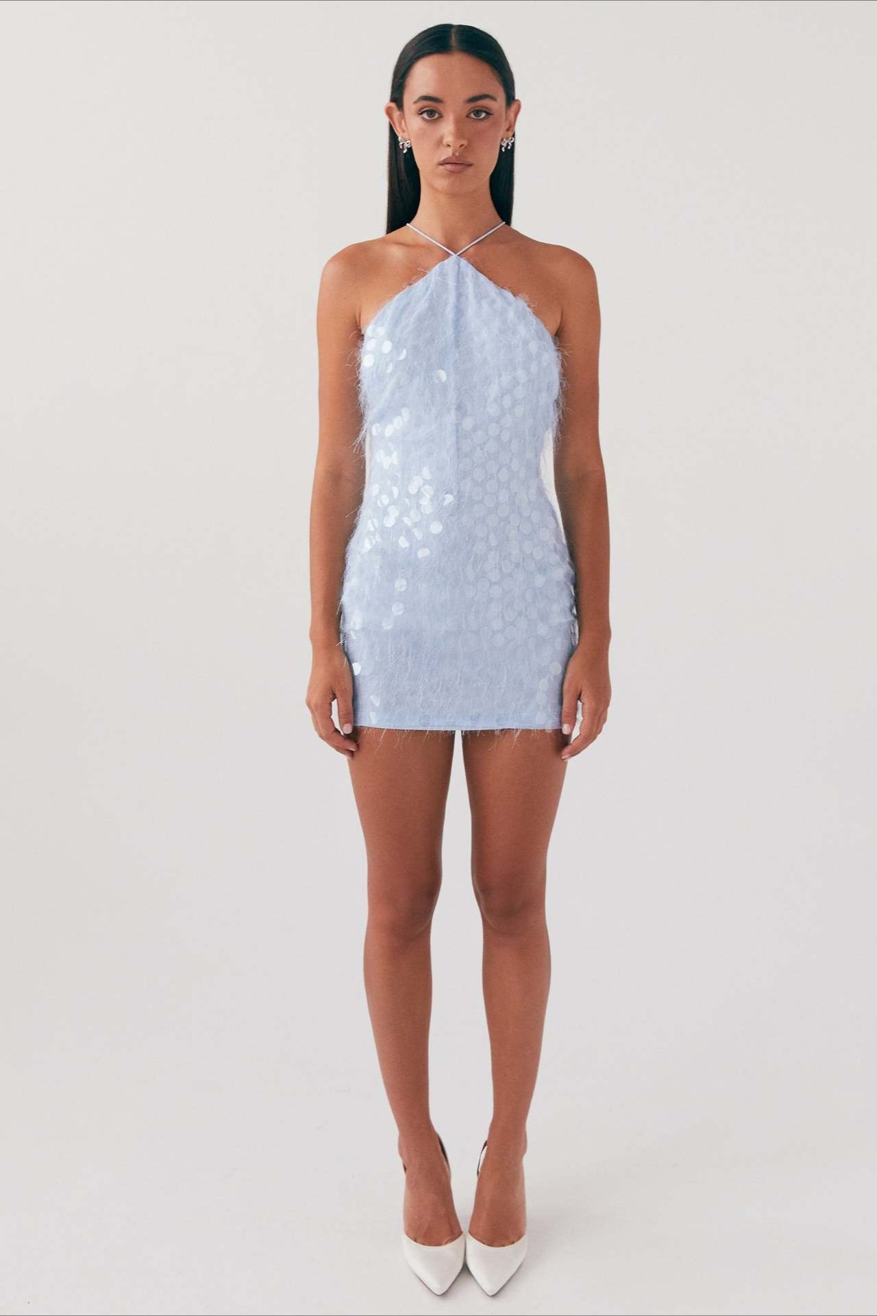 Vestido de fiesta sin espalda con lentejuelas, cuello halter y cordones
