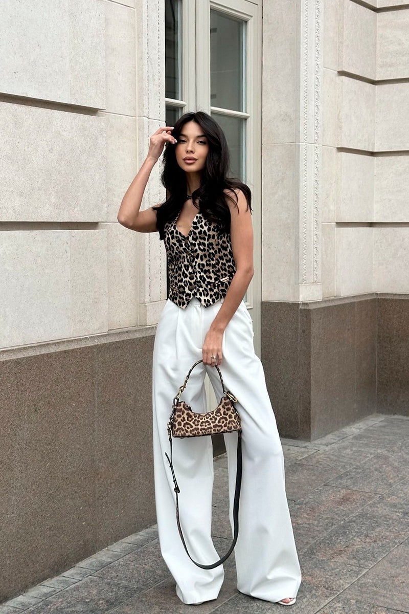 Chaleco alto-bajo ajustado con botones y cuello halter de leopardo